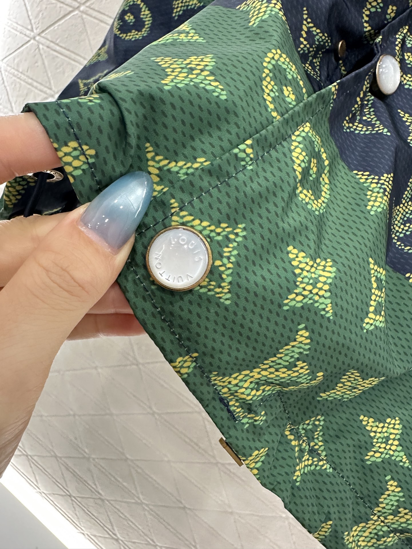 ♥Louis vuitto*♥2025新品上架 连帽老花冲锋外套定制YB进口冲锋尼龙材质，质感高级，挺括