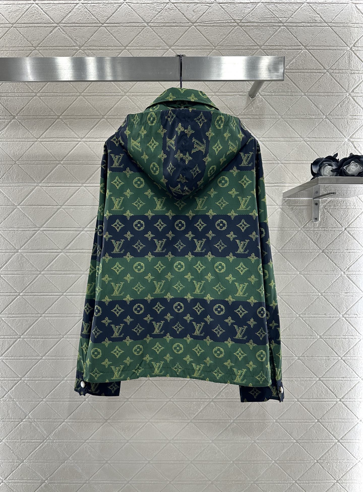♥Louis vuitto*♥2025新品上架 连帽老花冲锋外套定制YB进口冲锋尼龙材质，质感高级，挺括