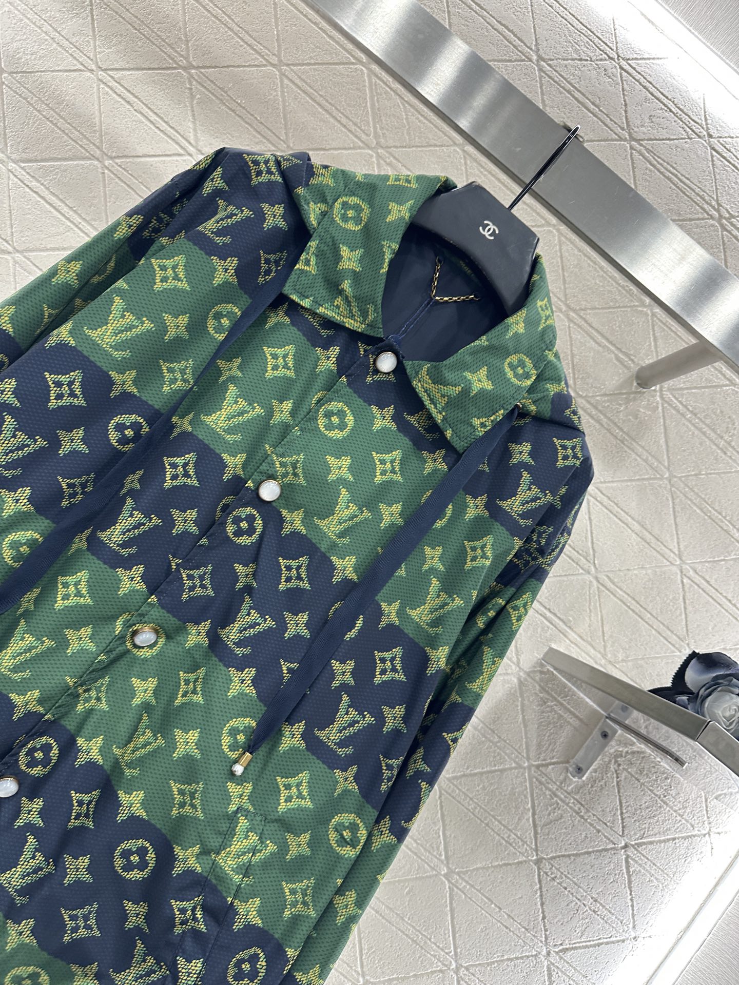 ♥Louis vuitto*♥2025新品上架 连帽老花冲锋外套定制YB进口冲锋尼龙材质，质感高级，挺括