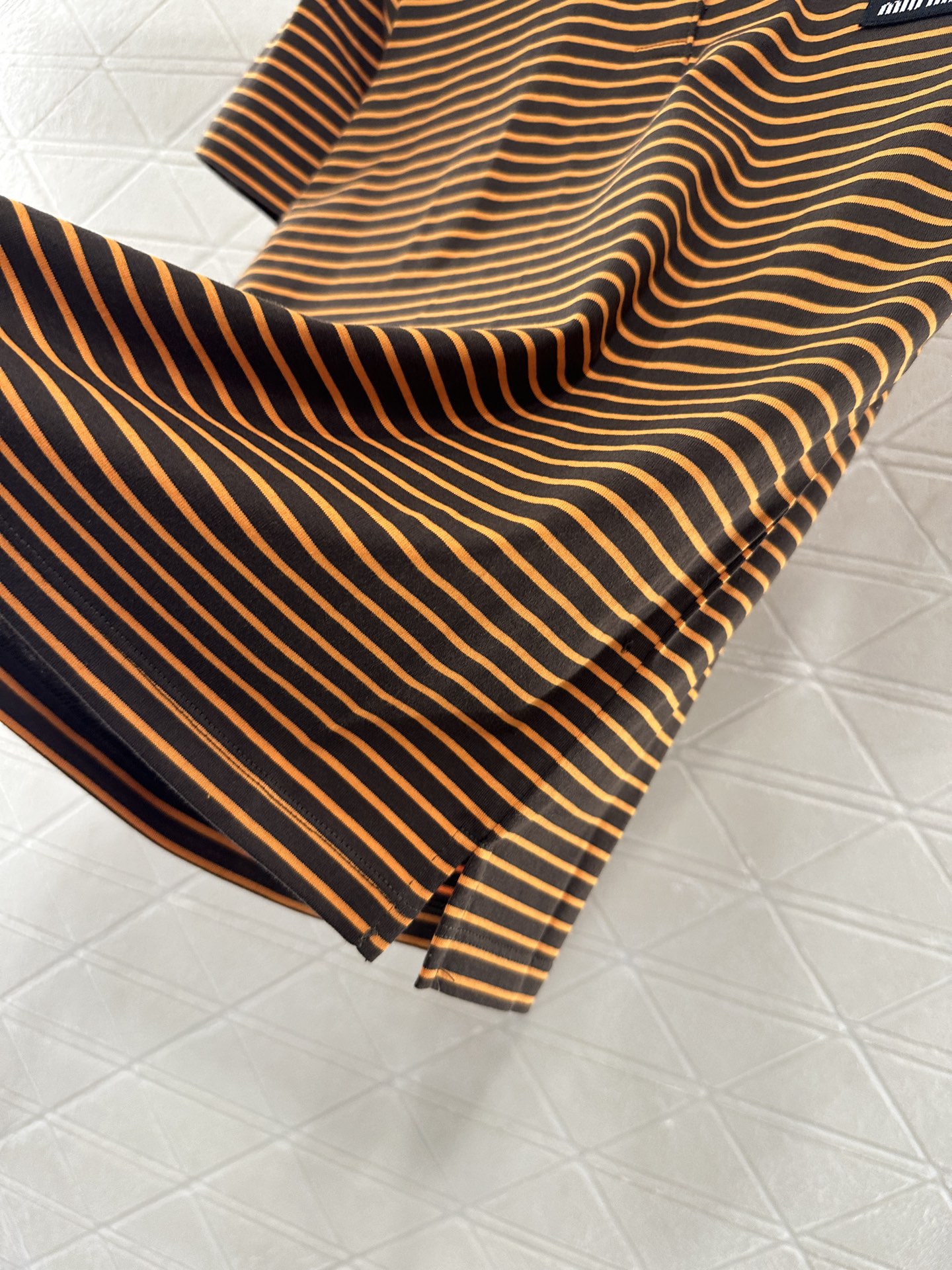 ♥Miumi*♥2025新品上架 𝑝𝑜𝑙𝑜条纹短袖定制YB精梳全棉材质，弹力舒适，质感十足，𝑝𝑜𝑙𝑜短袖