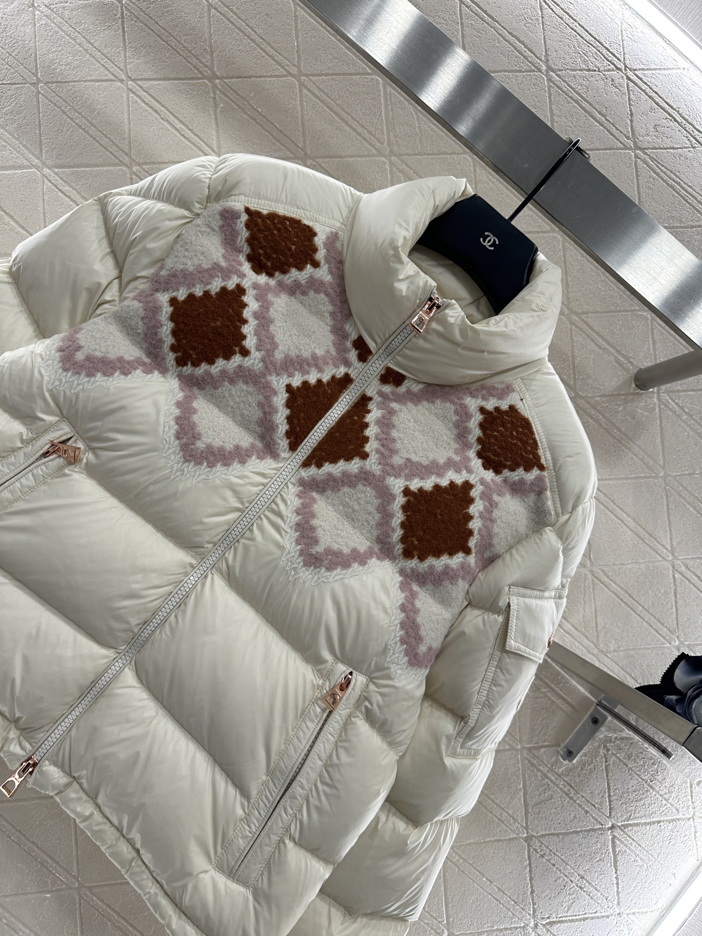 ♥Moncle♥2025新品上架 菱格绣花拼接羽绒外套肩膀胸口上层饰以针织毛绒绣花材质，以红粉菱格图案装