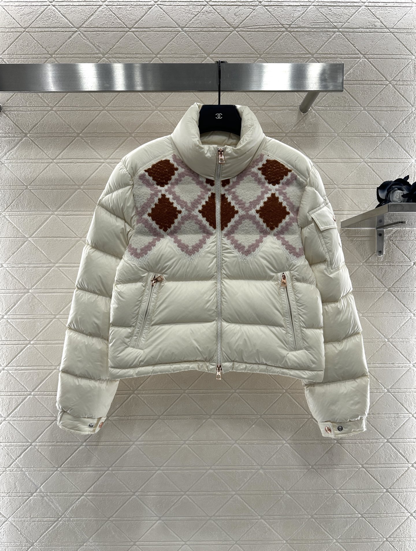 ♥Moncle♥2025新品上架 菱格绣花拼接羽绒外套肩膀胸口上层饰以针织毛绒绣花材质，以红粉菱格图案装