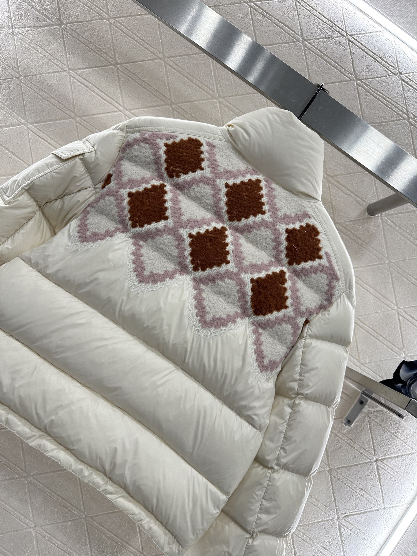 ♥Moncle♥2025新品上架 菱格绣花拼接羽绒外套肩膀胸口上层饰以针织毛绒绣花材质，以红粉菱格图案装