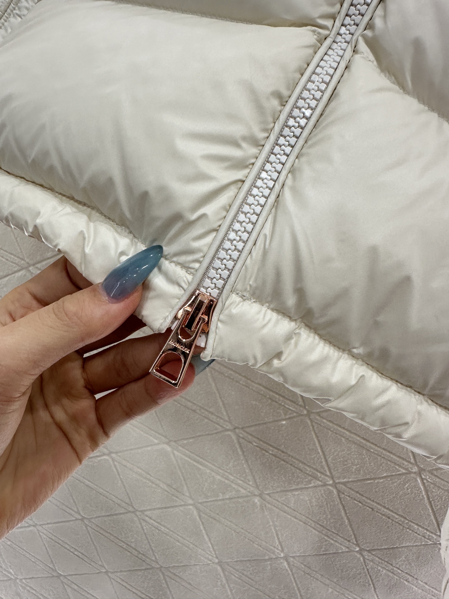 ♥Moncle♥2025新品上架 菱格绣花拼接羽绒外套肩膀胸口上层饰以针织毛绒绣花材质，以红粉菱格图案装