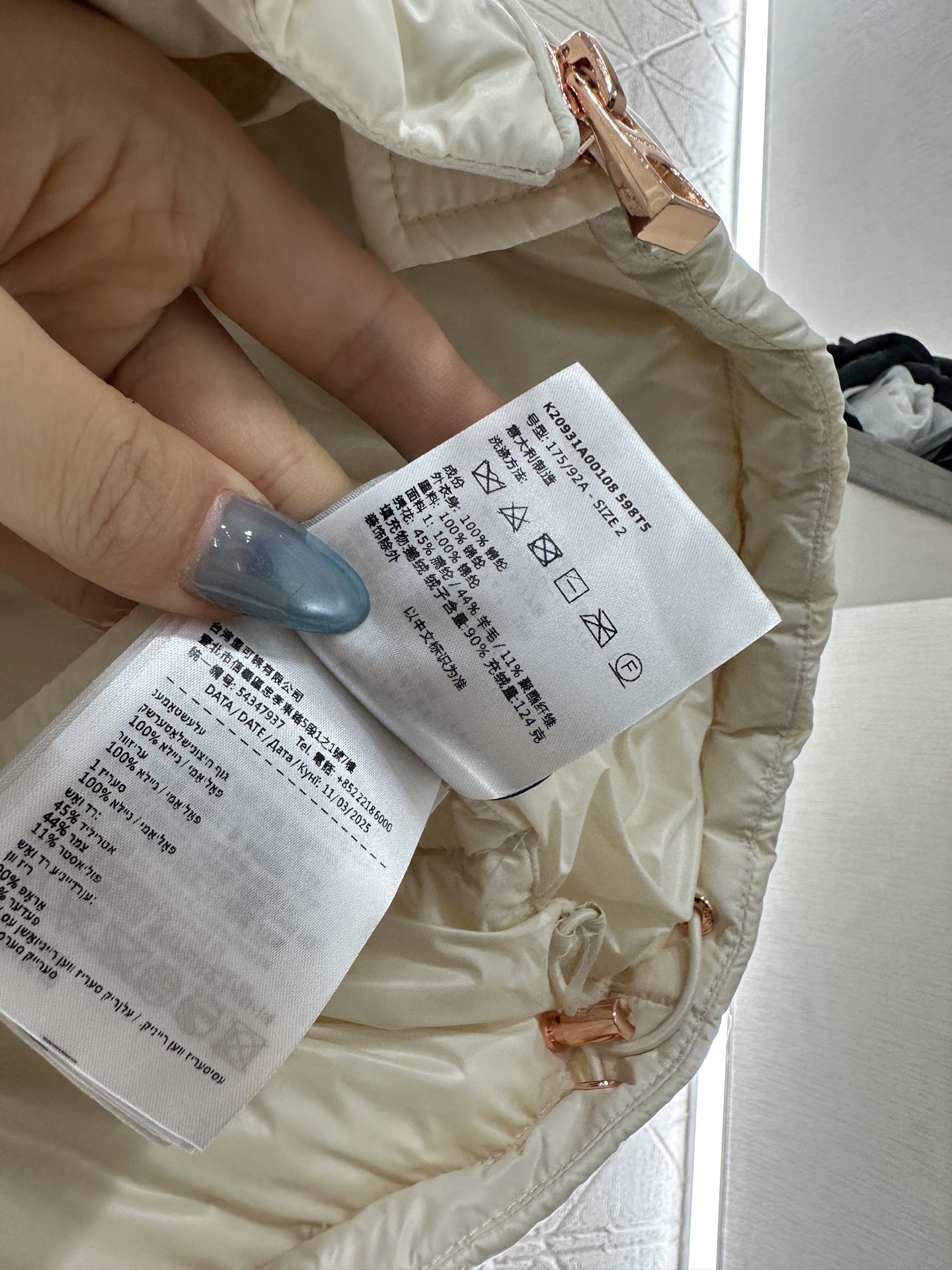 ♥Moncle♥2025新品上架 菱格绣花拼接羽绒外套肩膀胸口上层饰以针织毛绒绣花材质，以红粉菱格图案装