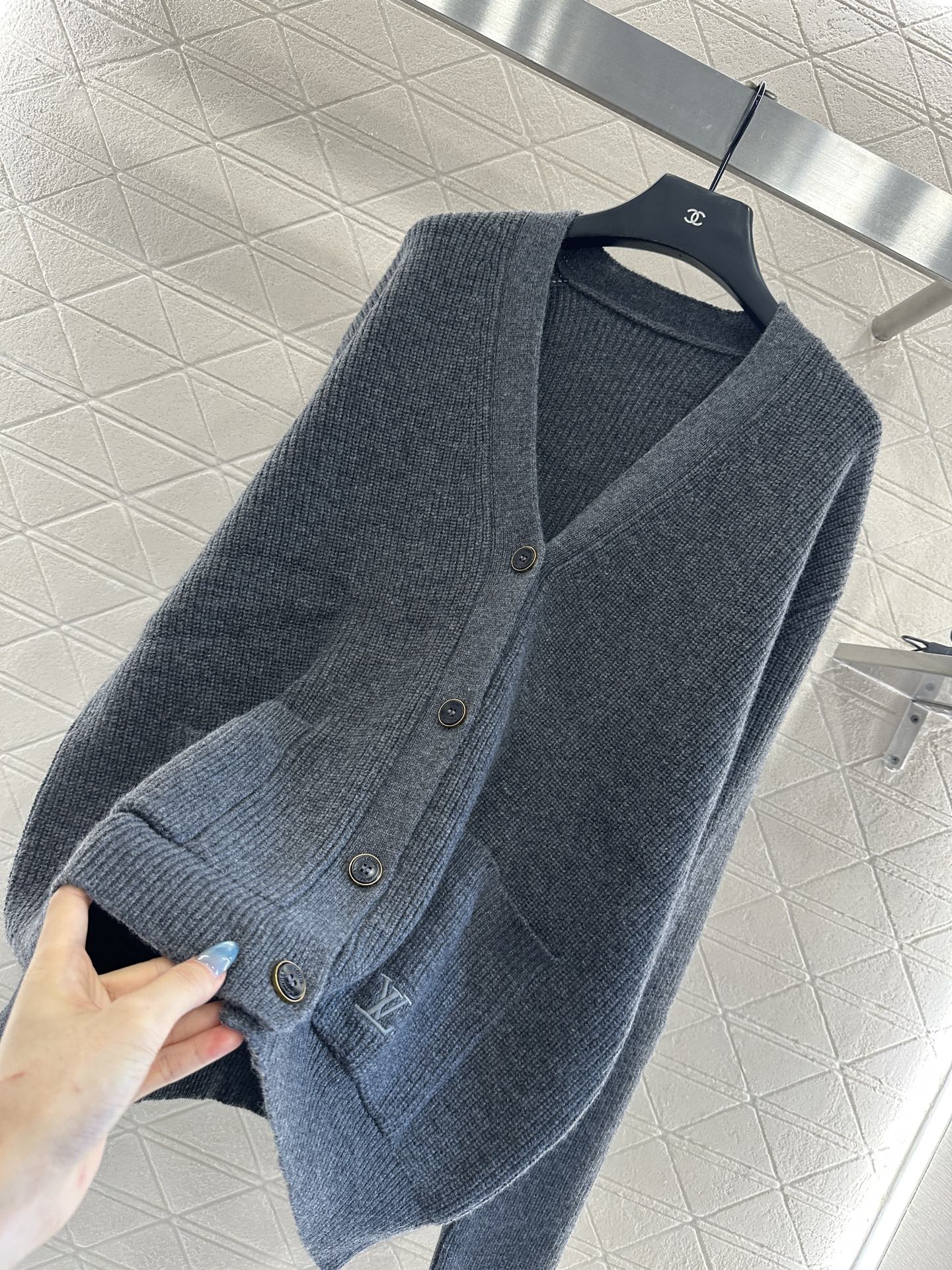 ♥Louis vuitto*♥2025新品上架 廓形字母刺绣口袋针织开衫定制YB羊绒纱线织造，质感高级，