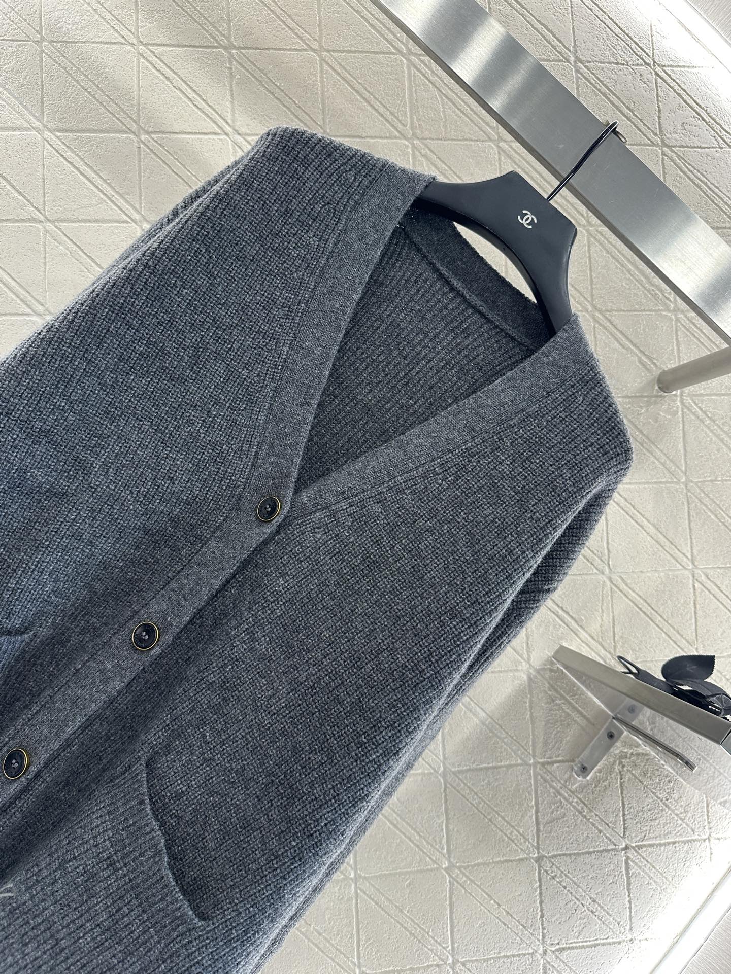 ♥Louis vuitto*♥2025新品上架 廓形字母刺绣口袋针织开衫定制YB羊绒纱线织造，质感高级，