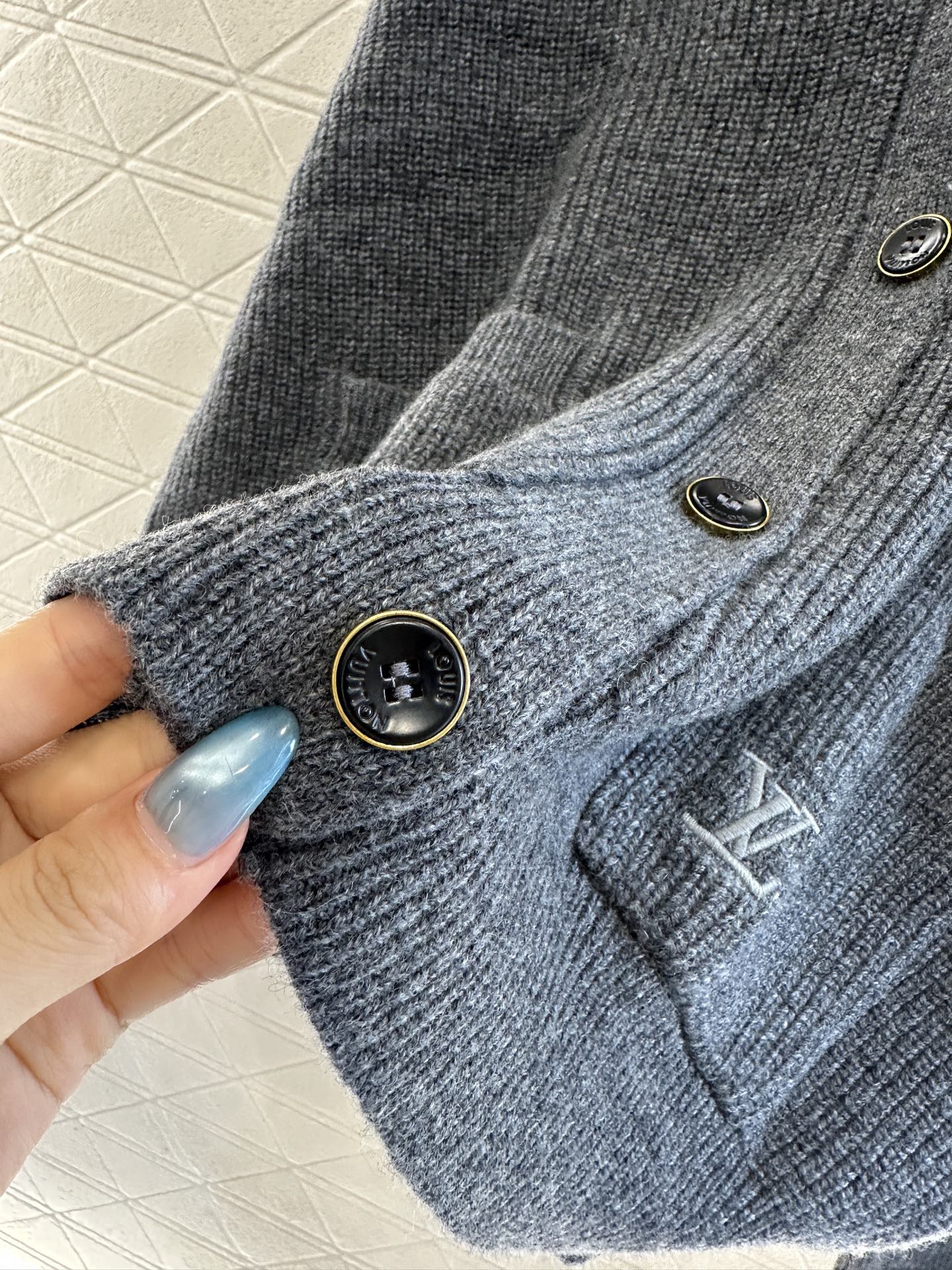 ♥Louis vuitto*♥2025新品上架 廓形字母刺绣口袋针织开衫定制YB羊绒纱线织造，质感高级，