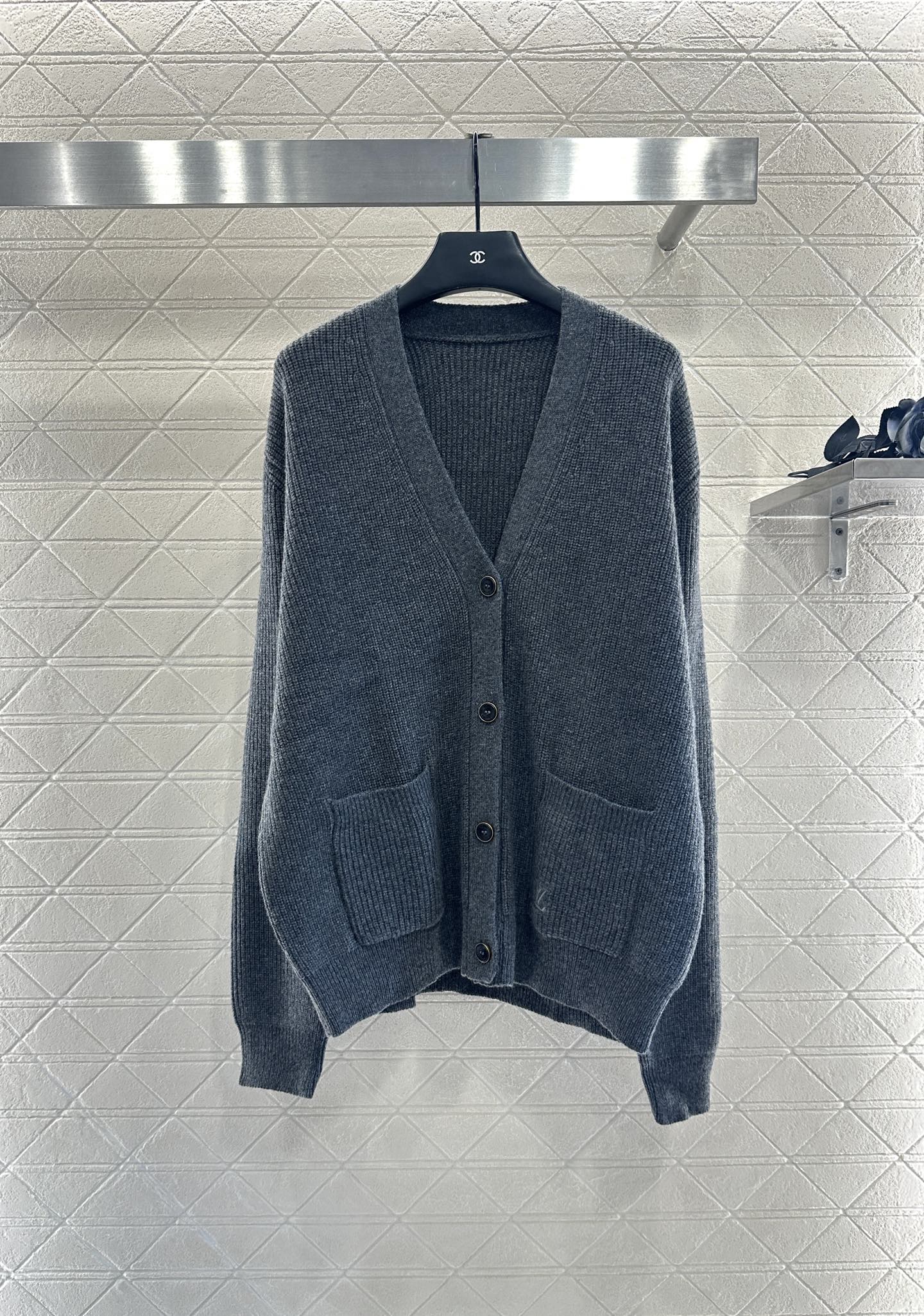 ♥Louis vuitto*♥2025新品上架 廓形字母刺绣口袋针织开衫定制YB羊绒纱线织造，质感高级，