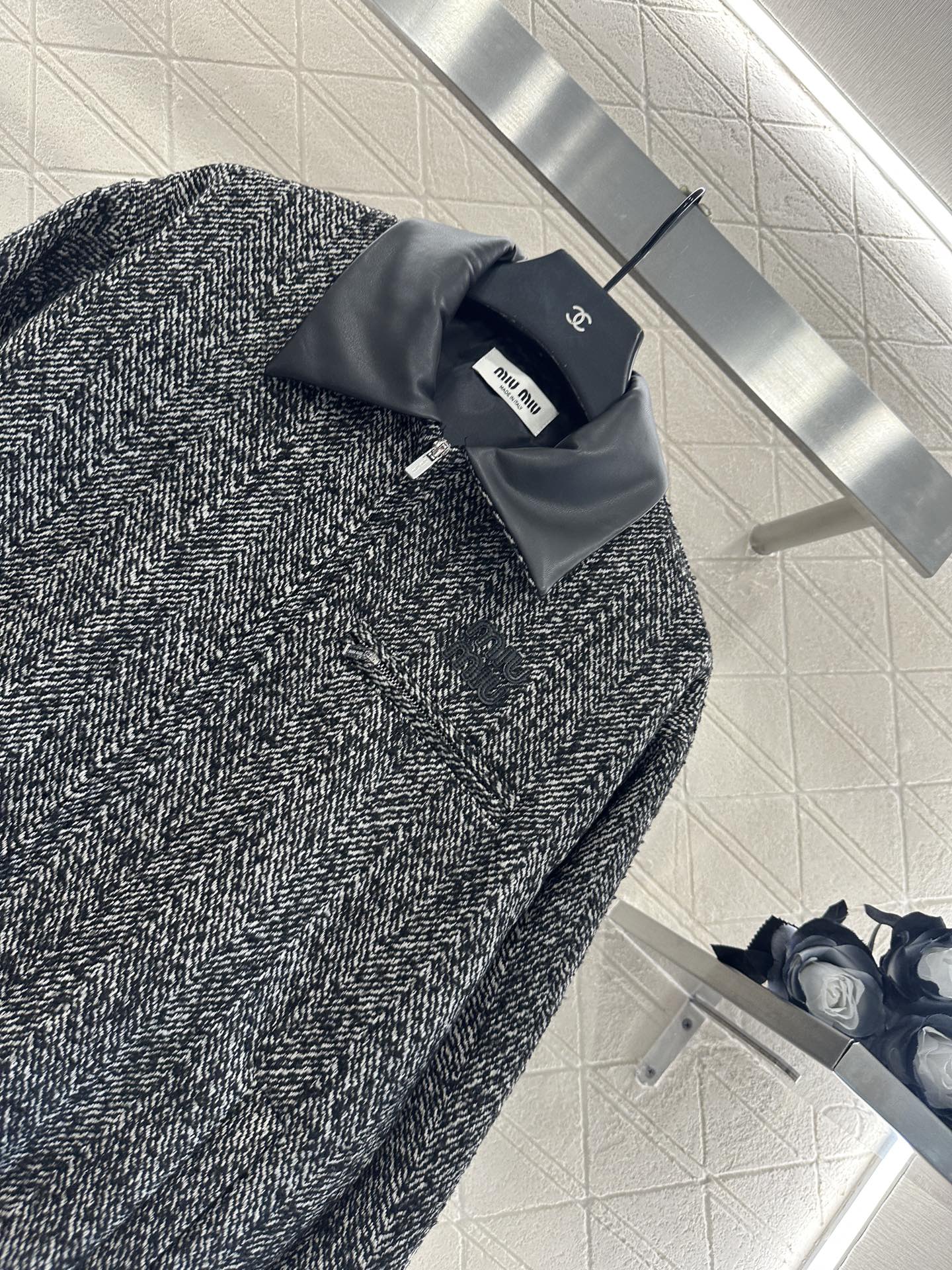 ♥Miumi*♥2025新品上架 拼皮翻领夹克外套定制YB进口棉毛材质，质感细腻，挺括有型，翻领拉链夹克