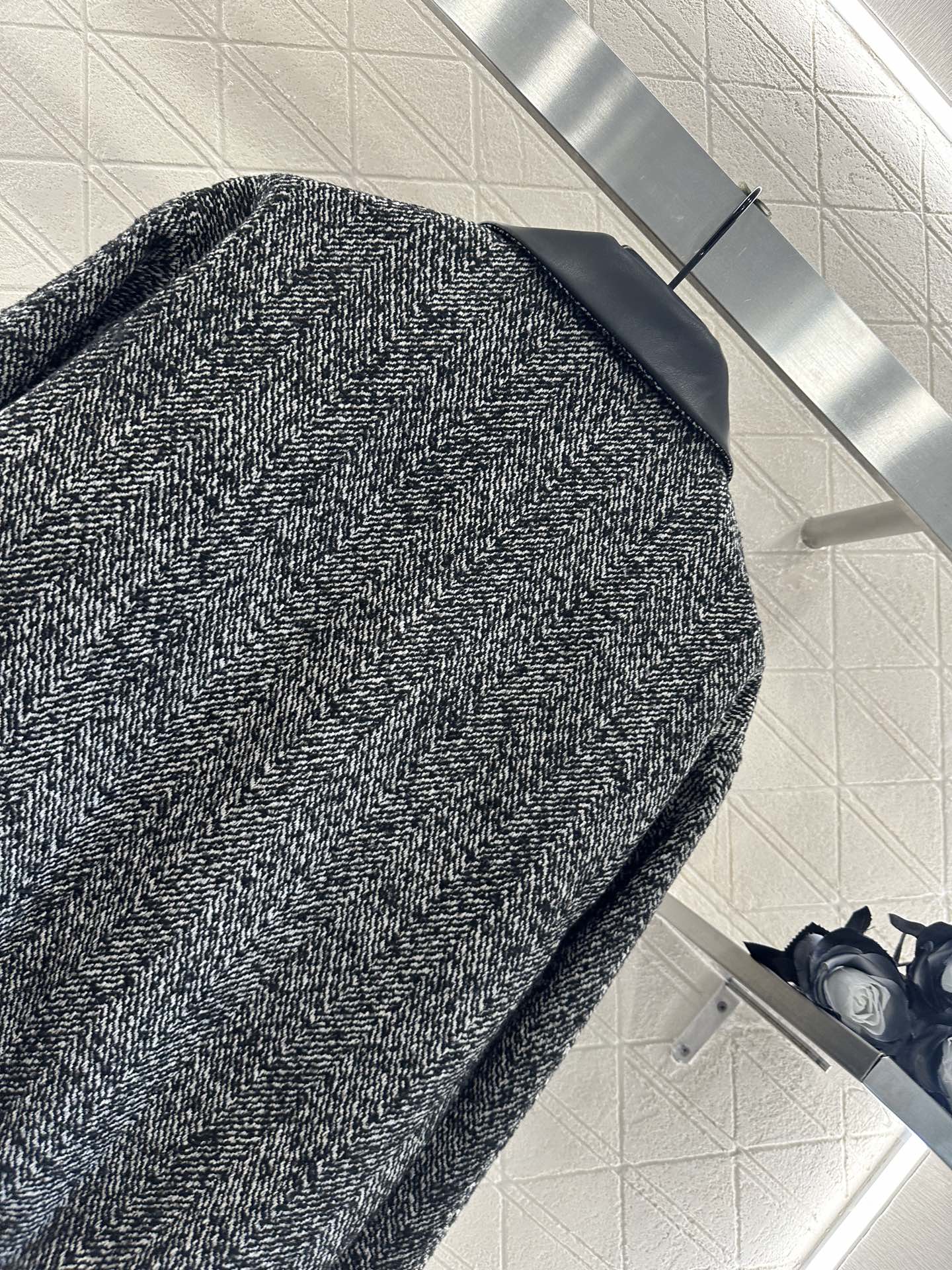 ♥Miumi*♥2025新品上架 拼皮翻领夹克外套定制YB进口棉毛材质，质感细腻，挺括有型，翻领拉链夹克