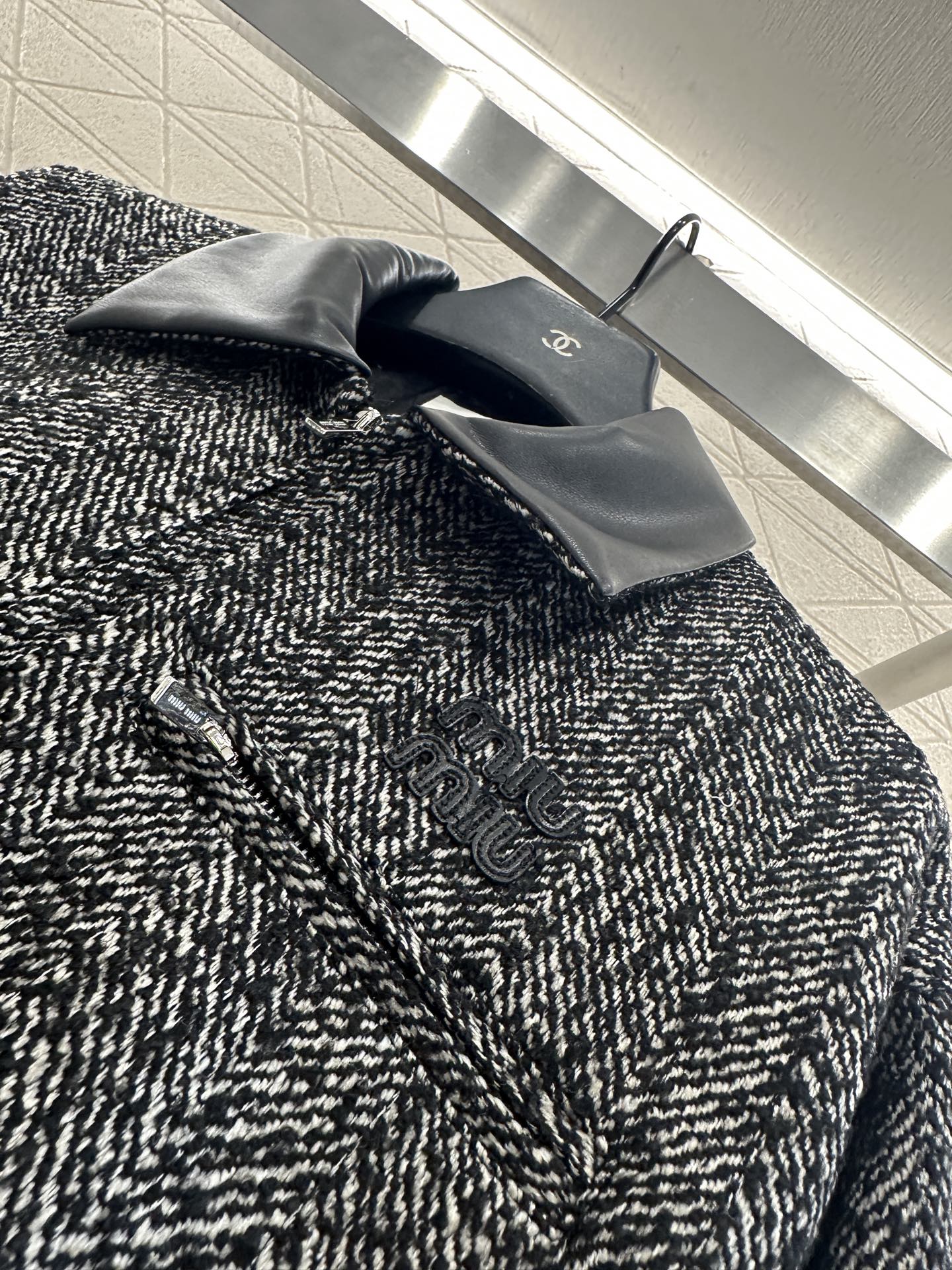 ♥Miumi*♥2025新品上架 拼皮翻领夹克外套定制YB进口棉毛材质，质感细腻，挺括有型，翻领拉链夹克