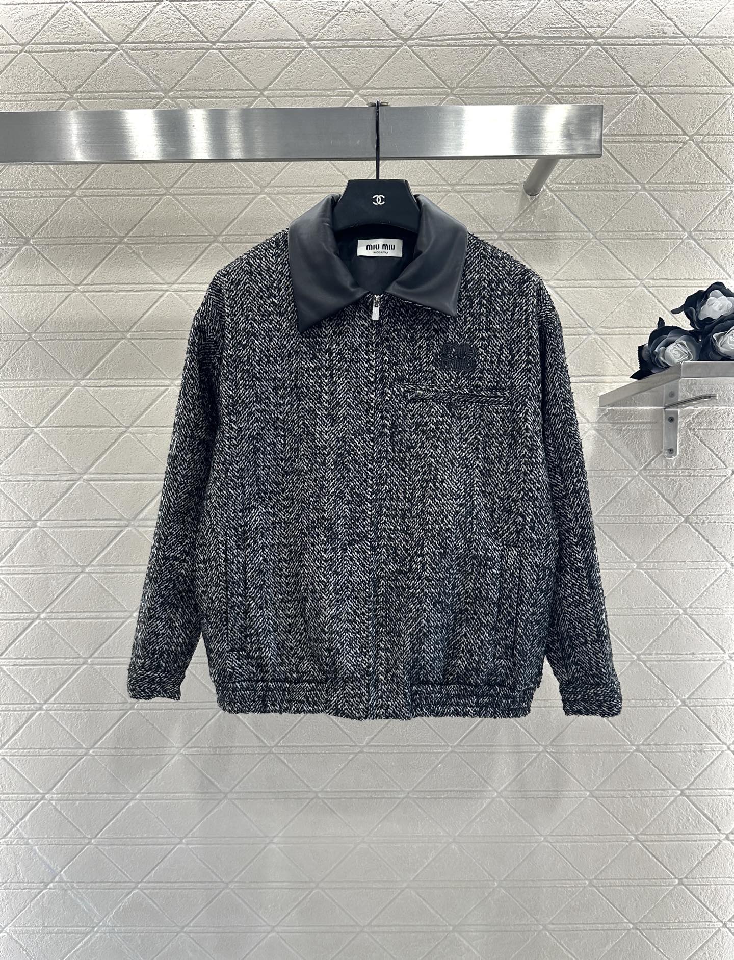 ♥Miumi*♥2025新品上架 拼皮翻领夹克外套定制YB进口棉毛材质，质感细腻，挺括有型，翻领拉链夹克