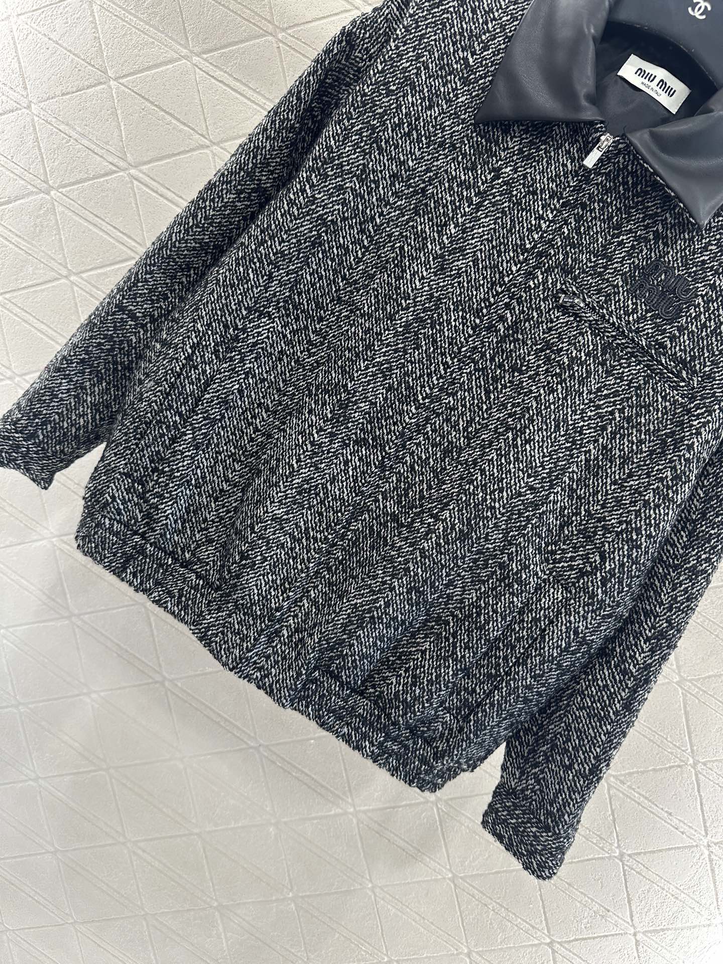 ♥Miumi*♥2025新品上架 拼皮翻领夹克外套定制YB进口棉毛材质，质感细腻，挺括有型，翻领拉链夹克