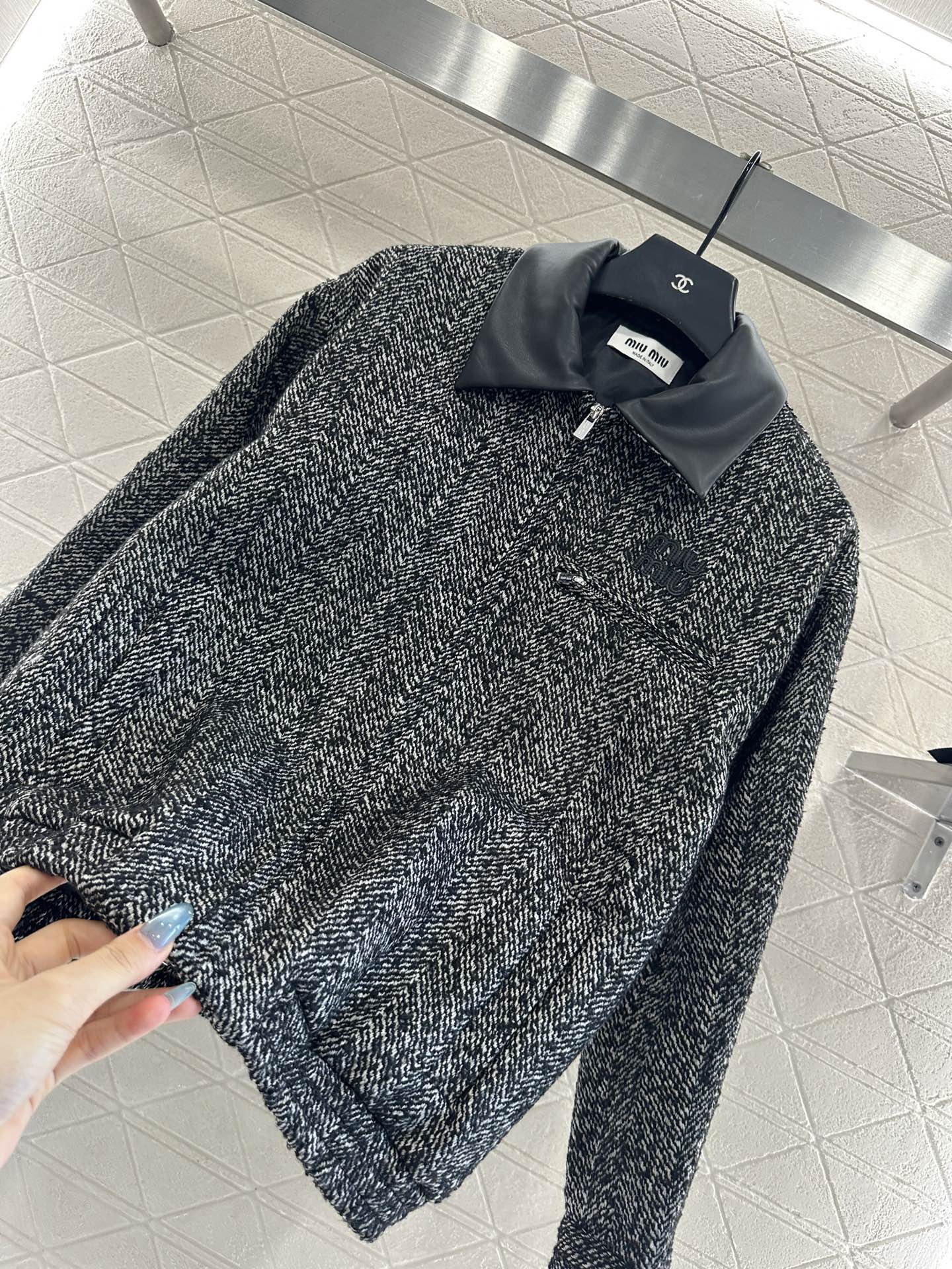 ♥Miumi*♥2025新品上架 拼皮翻领夹克外套定制YB进口棉毛材质，质感细腻，挺括有型，翻领拉链夹克