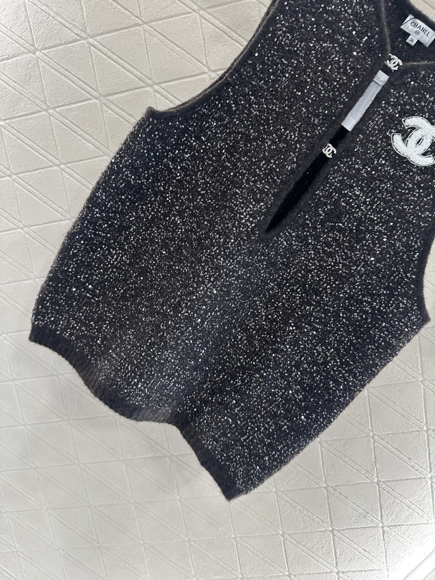 ♥Chane*♥2025新品上架 细闪挖空银丝针织背心定制YB羊毛纱线织造，质感高级舒适，宽边背心剪裁，