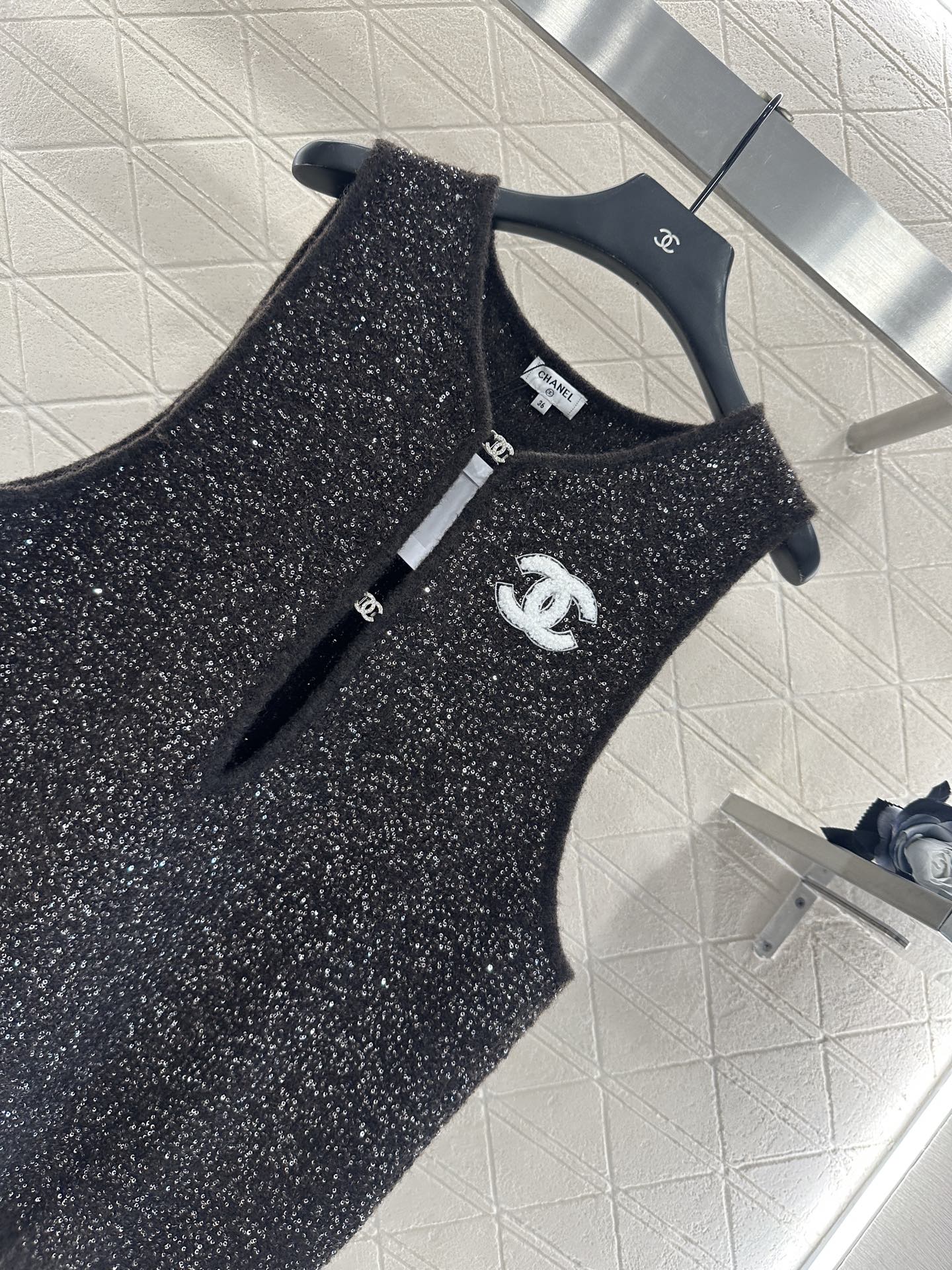 ♥Chane*♥2025新品上架 细闪挖空银丝针织背心定制YB羊毛纱线织造，质感高级舒适，宽边背心剪裁，