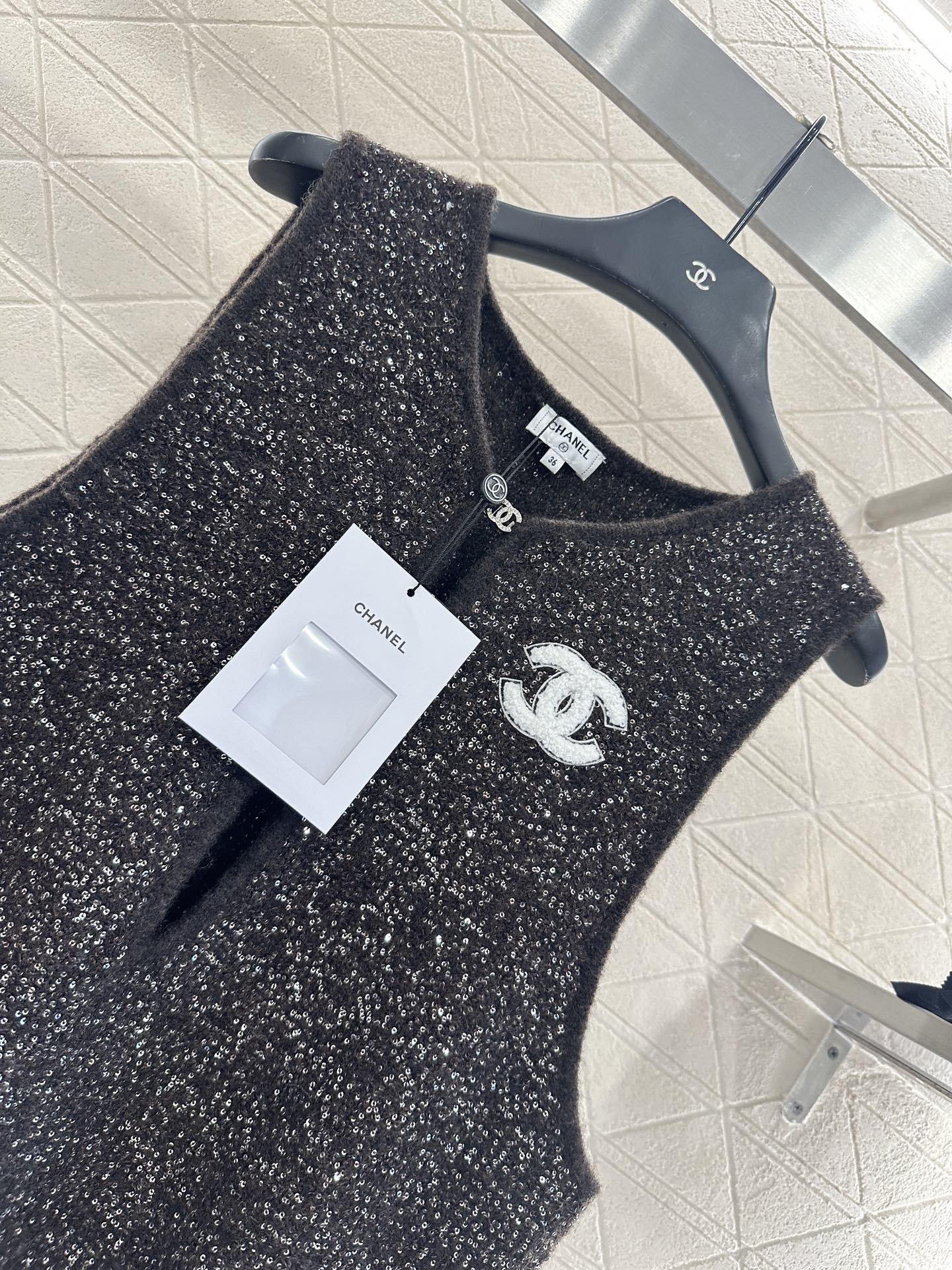 ♥Chane*♥2025新品上架 细闪挖空银丝针织背心定制YB羊毛纱线织造，质感高级舒适，宽边背心剪裁，