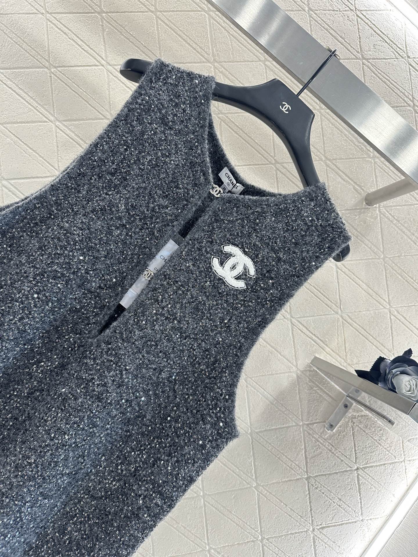 ♥Chane*♥2025新品上架 细闪挖空银丝针织背心定制YB羊毛纱线织造，质感高级舒适，宽边背心剪裁，
