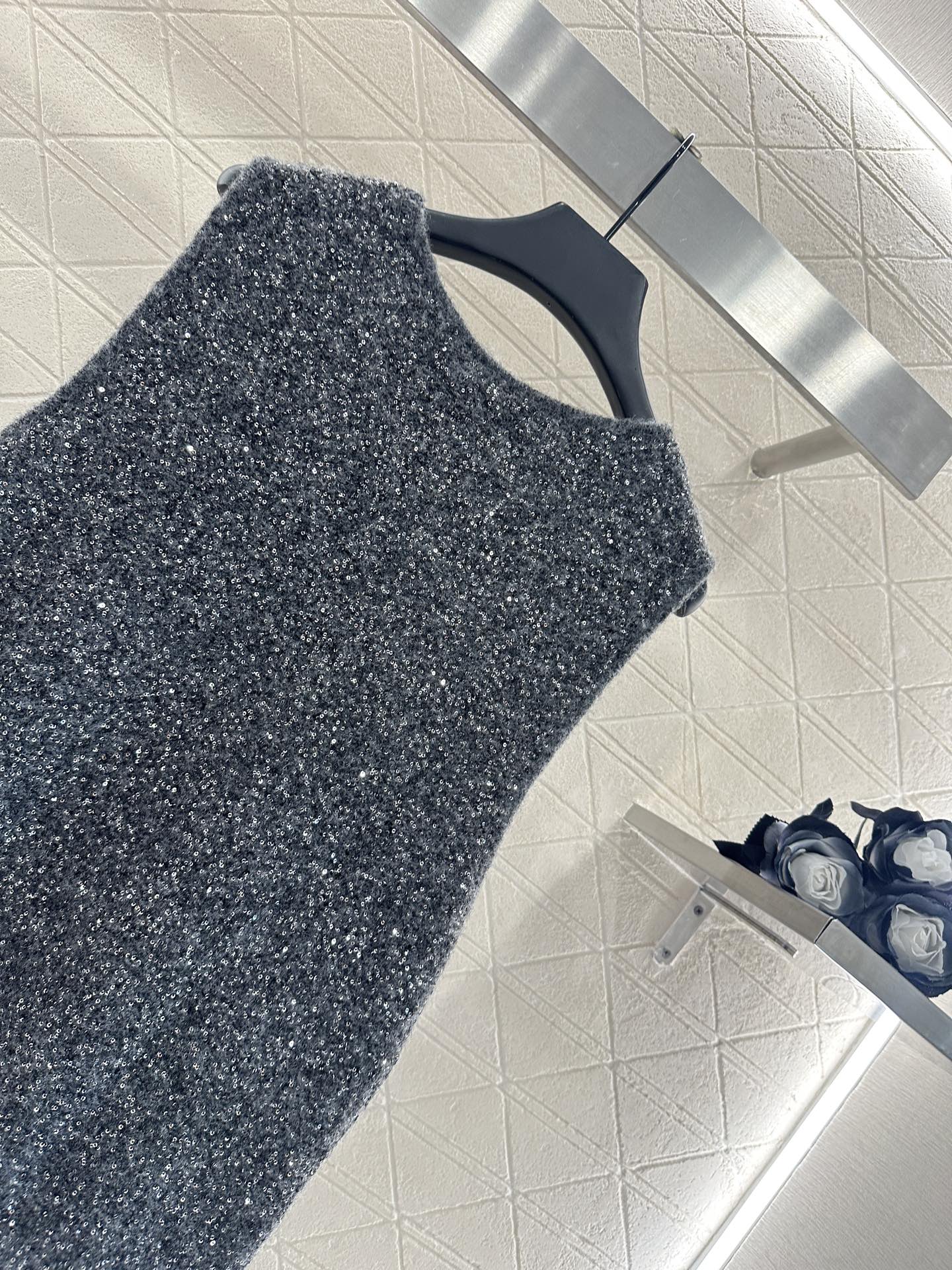 ♥Chane*♥2025新品上架 细闪挖空银丝针织背心定制YB羊毛纱线织造，质感高级舒适，宽边背心剪裁，