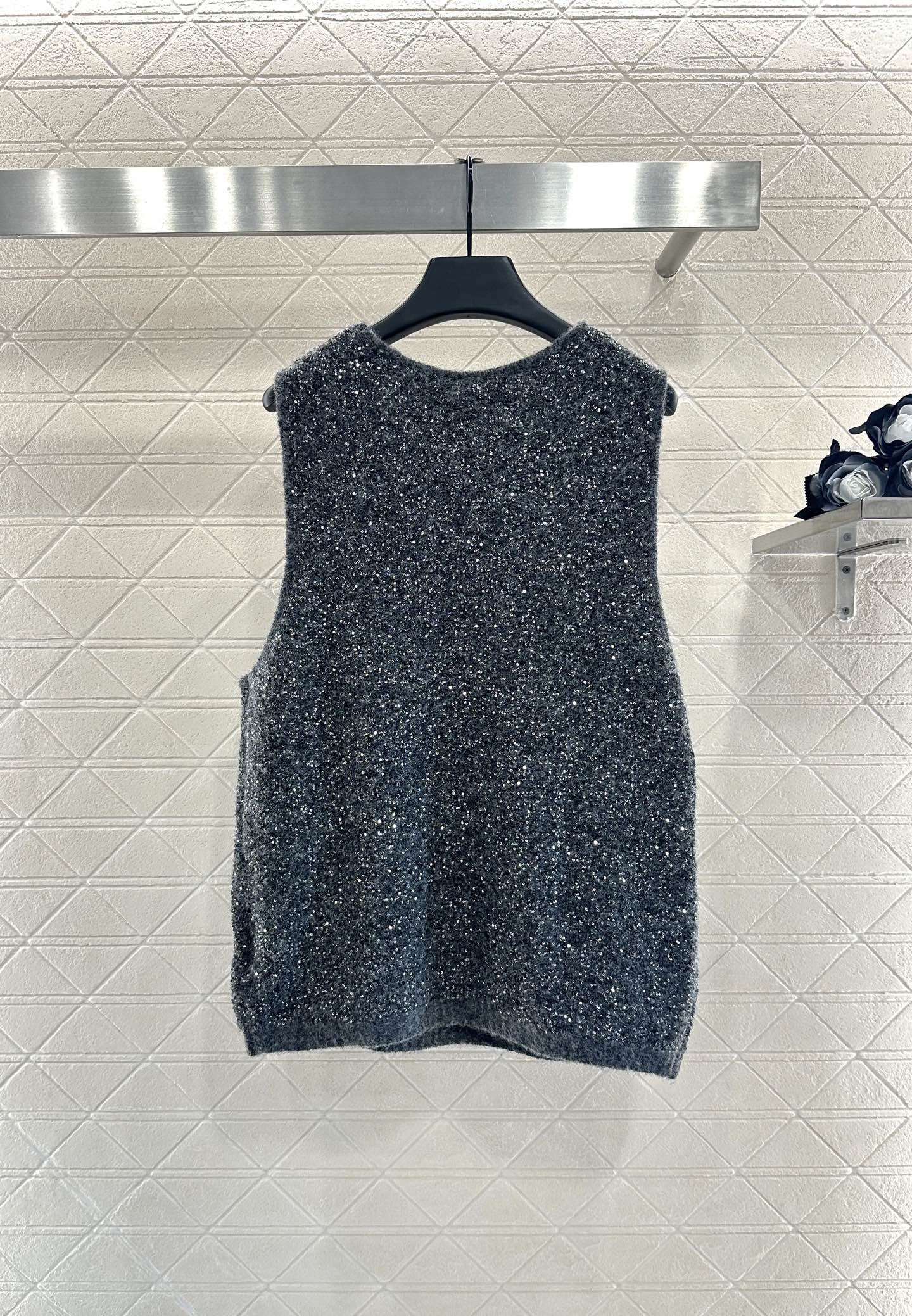 ♥Chane*♥2025新品上架 细闪挖空银丝针织背心定制YB羊毛纱线织造，质感高级舒适，宽边背心剪裁，