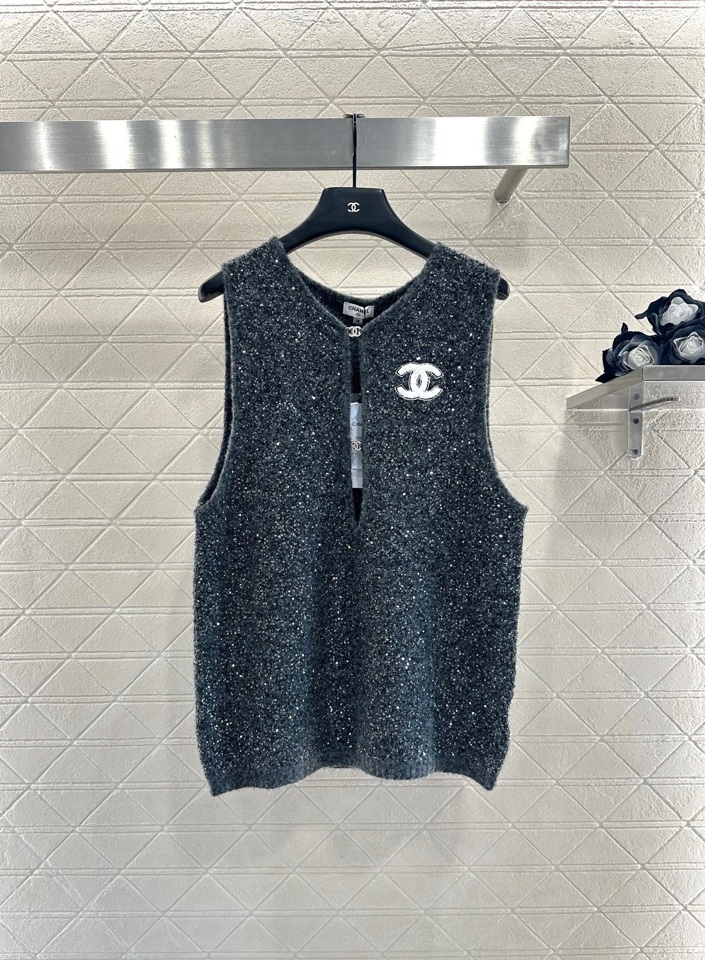 ♥Chane*♥2025新品上架 细闪挖空银丝针织背心定制YB羊毛纱线织造，质感高级舒适，宽边背心剪裁，