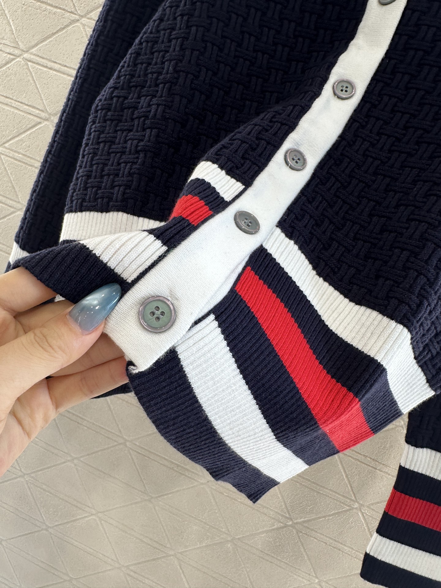 ♥️Thom brown*♥2025新品上架 编织撞色针织开衫定制YB羊毛纱线织造，质感光泽，柔软亲肤，