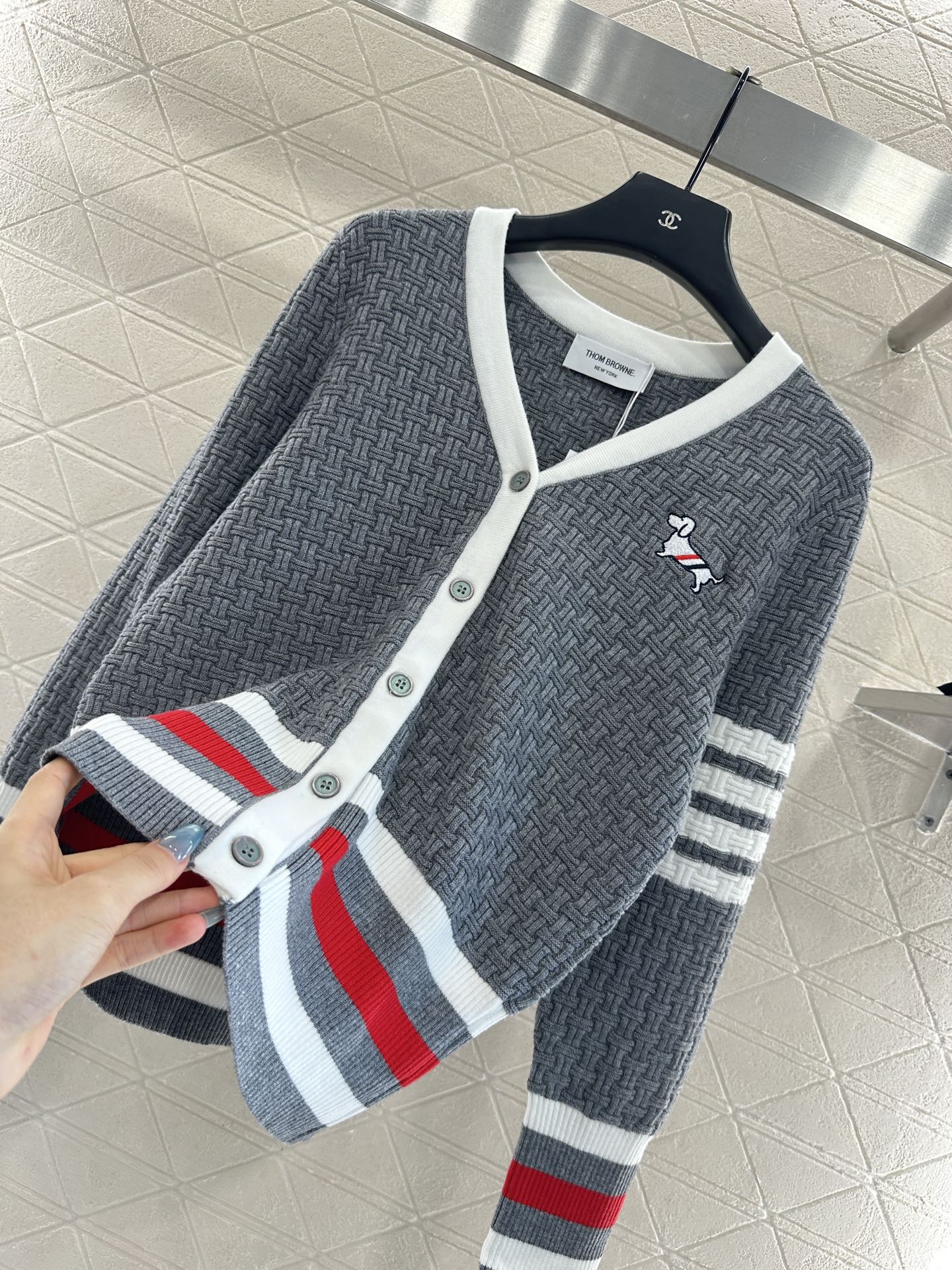 ♥️Thom brown*♥2025新品上架 编织撞色针织开衫定制YB羊毛纱线织造，质感光泽，柔软亲肤，