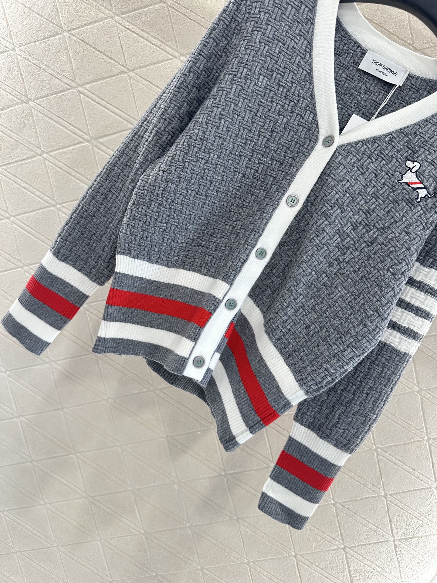 ♥️Thom brown*♥2025新品上架 编织撞色针织开衫定制YB羊毛纱线织造，质感光泽，柔软亲肤，