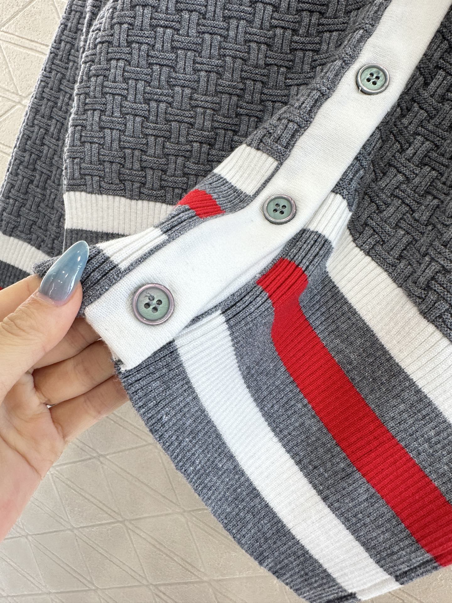 ♥️Thom brown*♥2025新品上架 编织撞色针织开衫定制YB羊毛纱线织造，质感光泽，柔软亲肤，