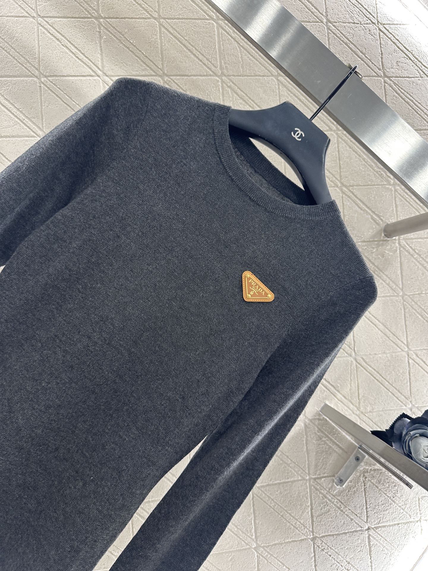 ♥Prad*♥2025新品上架 修身圆领打底衫定制YB羊毛材质，质感光泽，弹力十足，圆领长袖打底裁剪，领