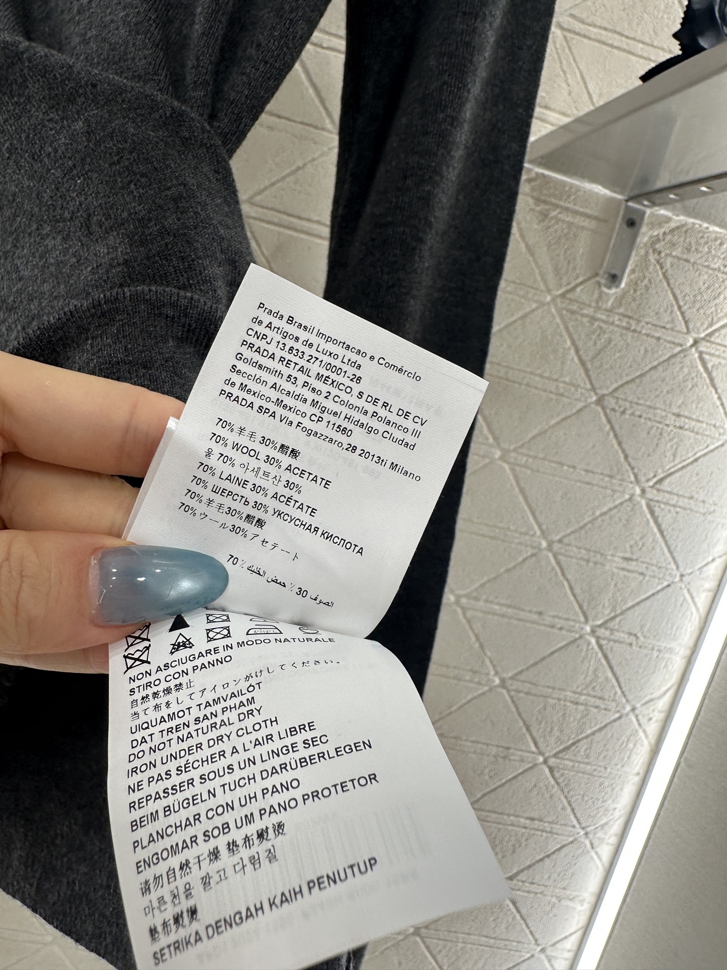 ♥Prad*♥2025新品上架 修身圆领打底衫定制YB羊毛材质，质感光泽，弹力十足，圆领长袖打底裁剪，领