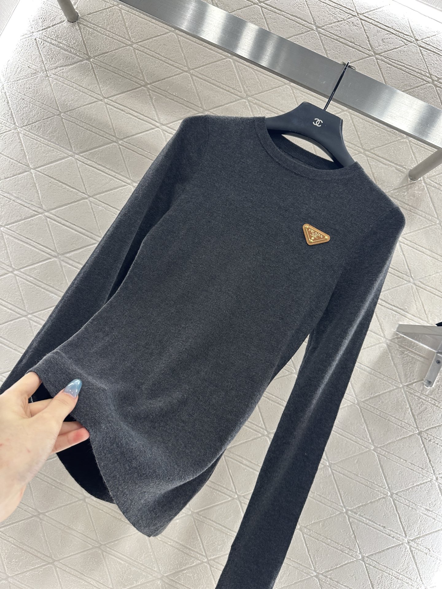 ♥Prad*♥2025新品上架 修身圆领打底衫定制YB羊毛材质，质感光泽，弹力十足，圆领长袖打底裁剪，领