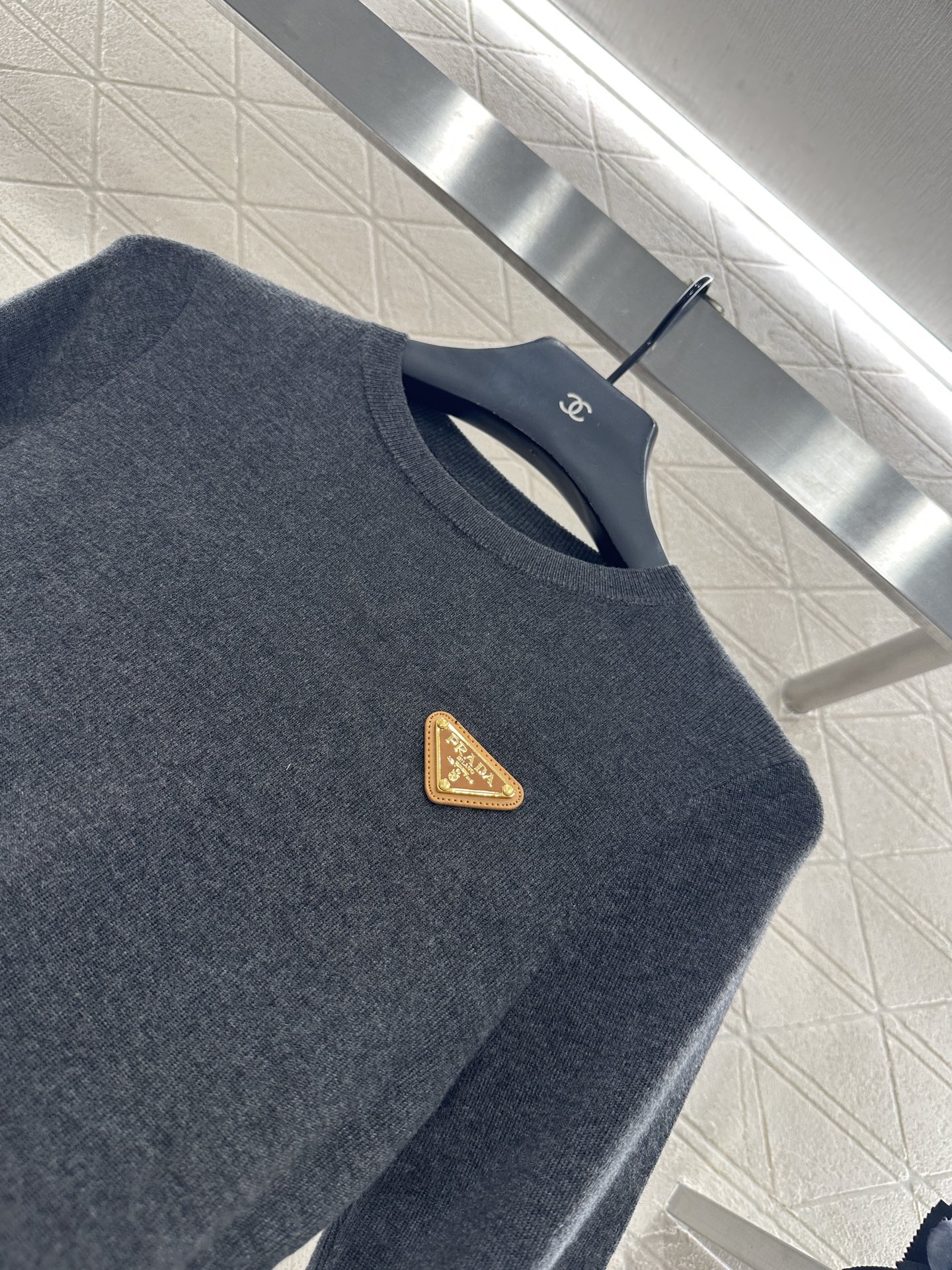 ♥Prad*♥2025新品上架 修身圆领打底衫定制YB羊毛材质，质感光泽，弹力十足，圆领长袖打底裁剪，领