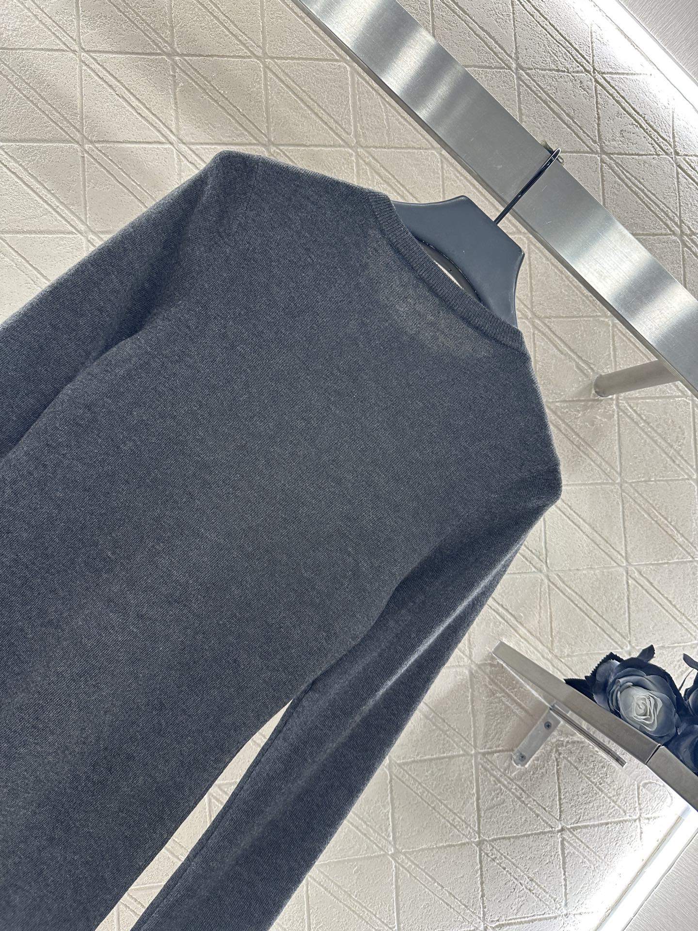 ♥Prad*♥2025新品上架 修身圆领打底衫定制YB羊毛材质，质感光泽，弹力十足，圆领长袖打底裁剪，领