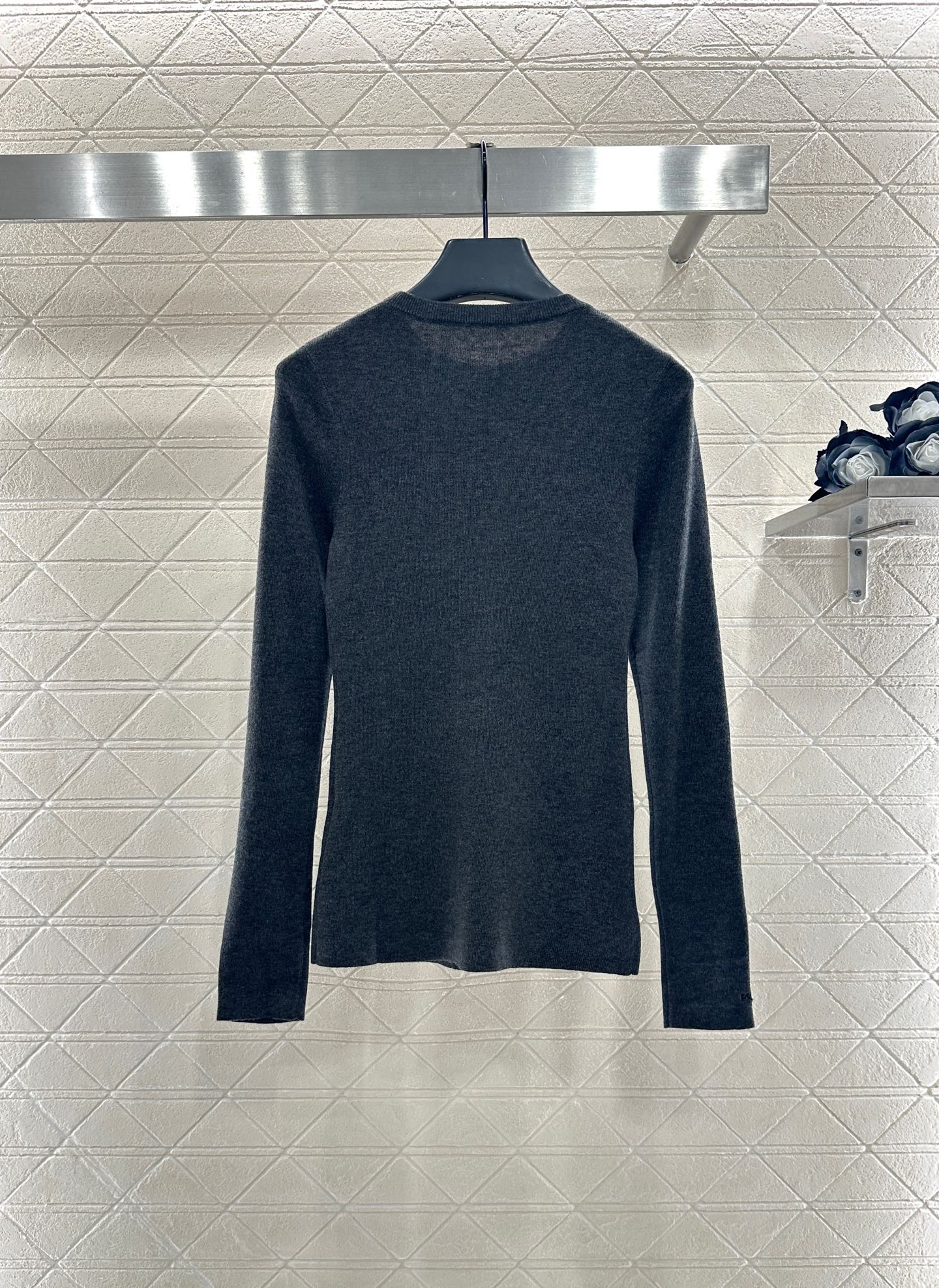 ♥Prad*♥2025新品上架 修身圆领打底衫定制YB羊毛材质，质感光泽，弹力十足，圆领长袖打底裁剪，领