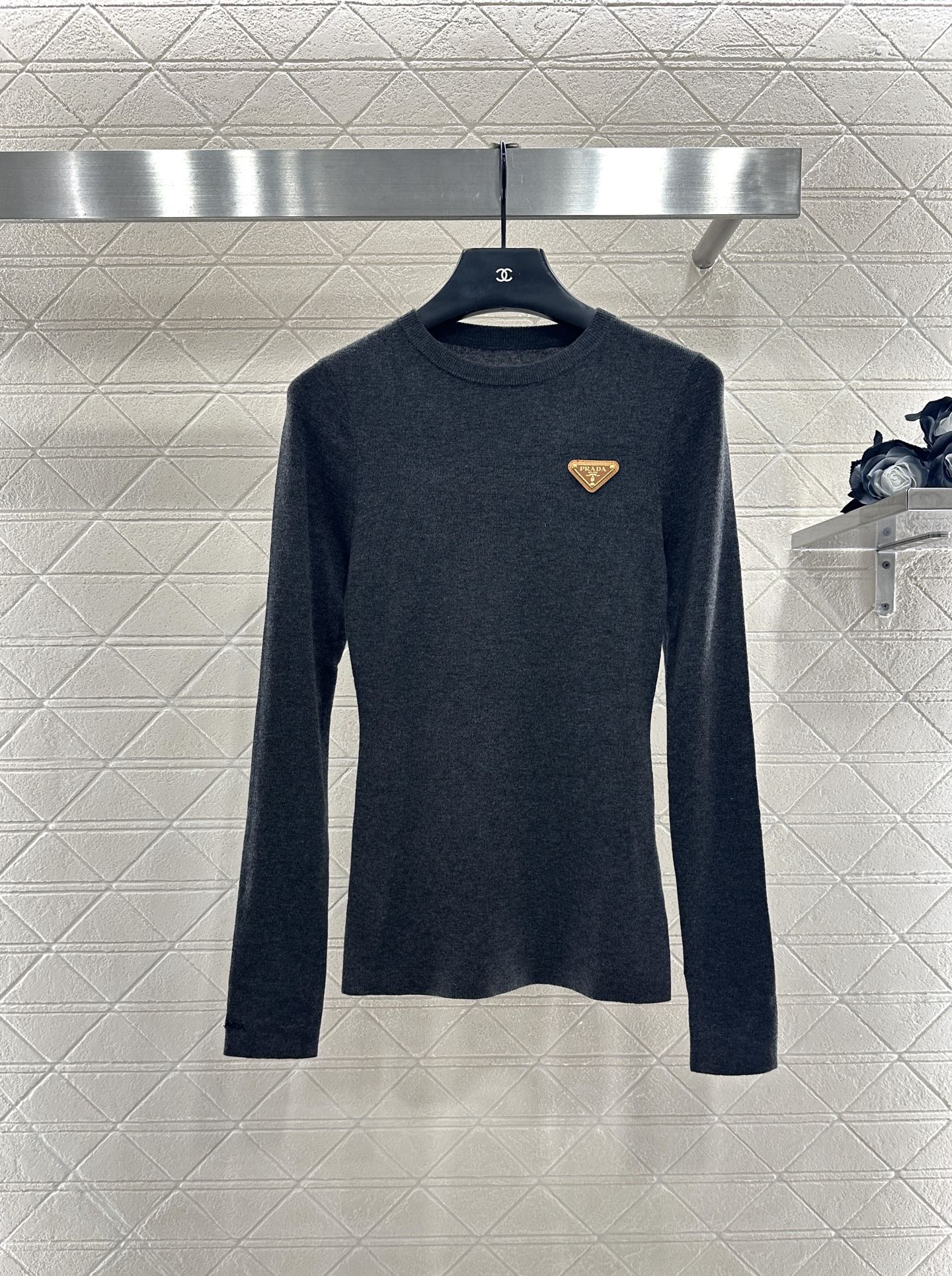 ♥Prad*♥2025新品上架 修身圆领打底衫定制YB羊毛材质，质感光泽，弹力十足，圆领长袖打底裁剪，领