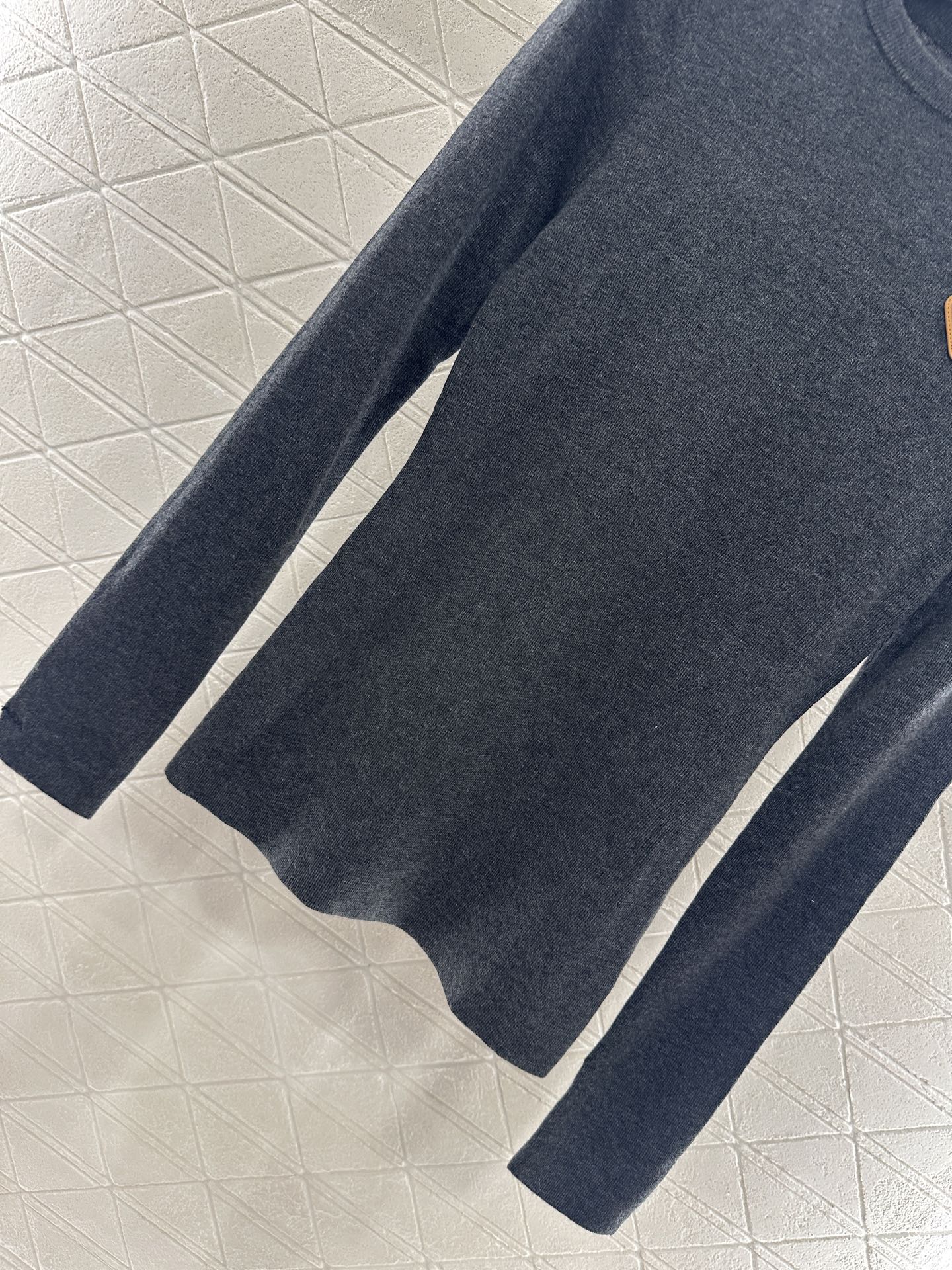 ♥Prad*♥2025新品上架 修身圆领打底衫定制YB羊毛材质，质感光泽，弹力十足，圆领长袖打底裁剪，领