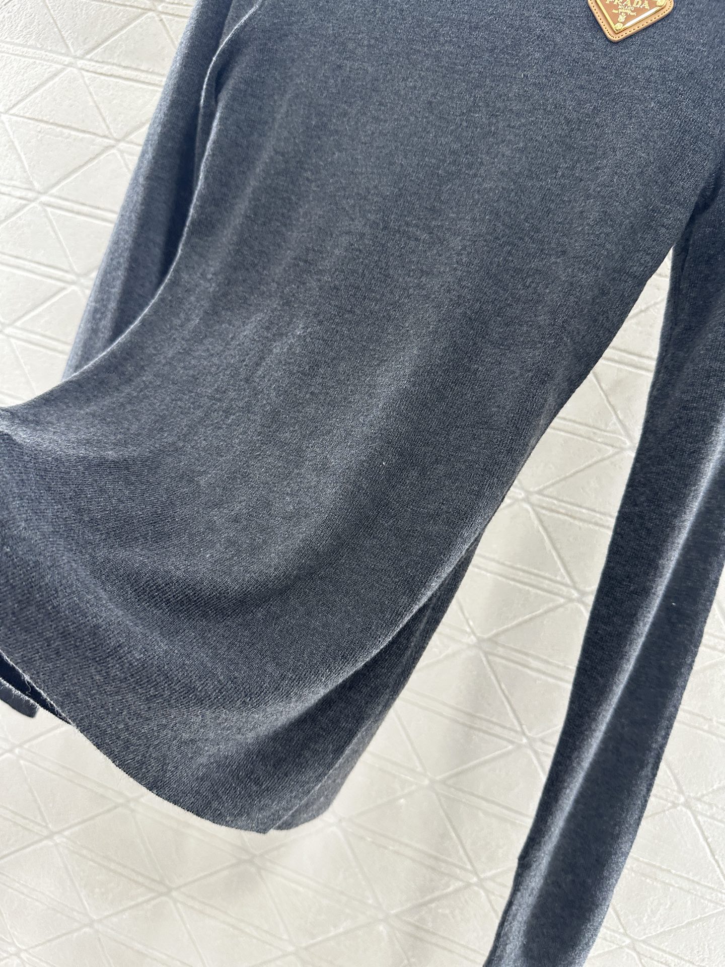 ♥Prad*♥2025新品上架 修身圆领打底衫定制YB羊毛材质，质感光泽，弹力十足，圆领长袖打底裁剪，领