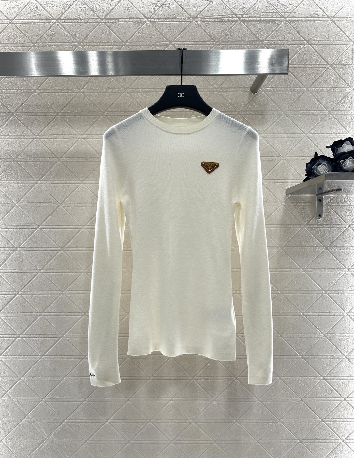 ♥Prad*♥2025新品上架 修身圆领打底衫定制YB羊毛材质，质感光泽，弹力十足，圆领长袖打底裁剪，领