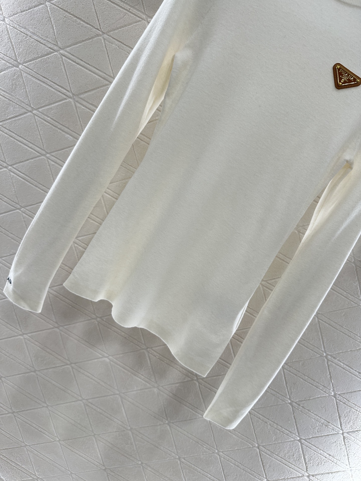 ♥Prad*♥2025新品上架 修身圆领打底衫定制YB羊毛材质，质感光泽，弹力十足，圆领长袖打底裁剪，领