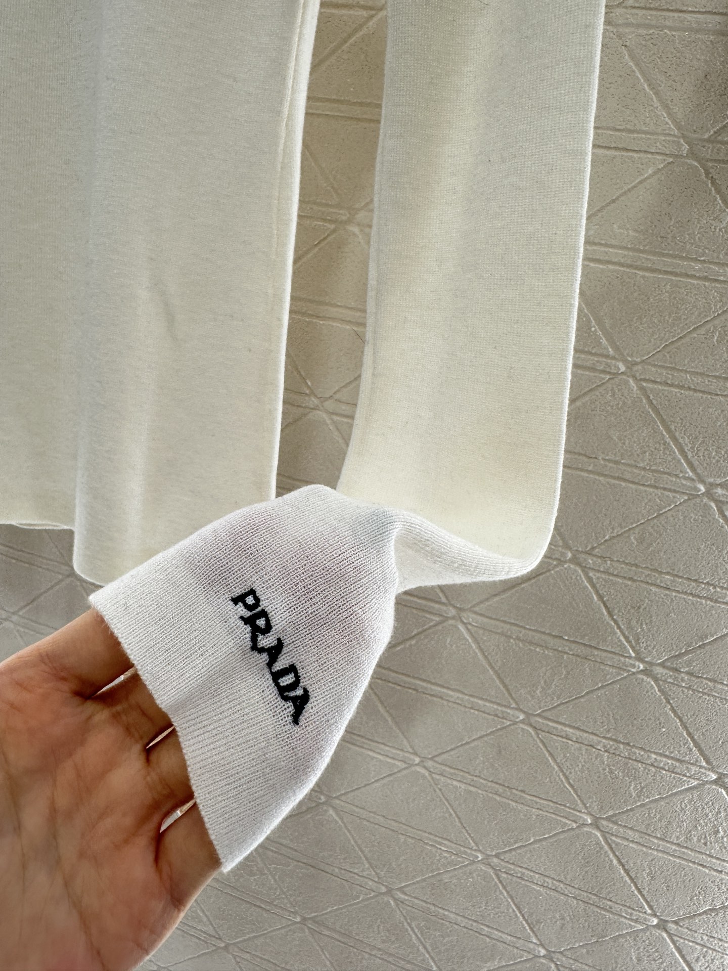 ♥Prad*♥2025新品上架 修身圆领打底衫定制YB羊毛材质，质感光泽，弹力十足，圆领长袖打底裁剪，领