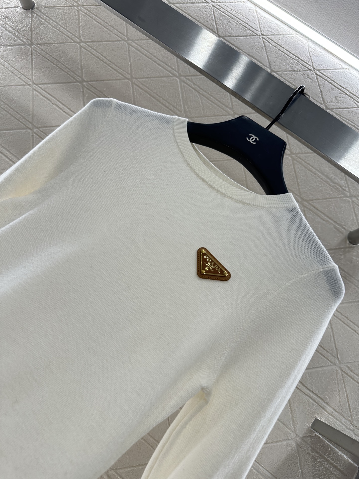 ♥Prad*♥2025新品上架 修身圆领打底衫定制YB羊毛材质，质感光泽，弹力十足，圆领长袖打底裁剪，领