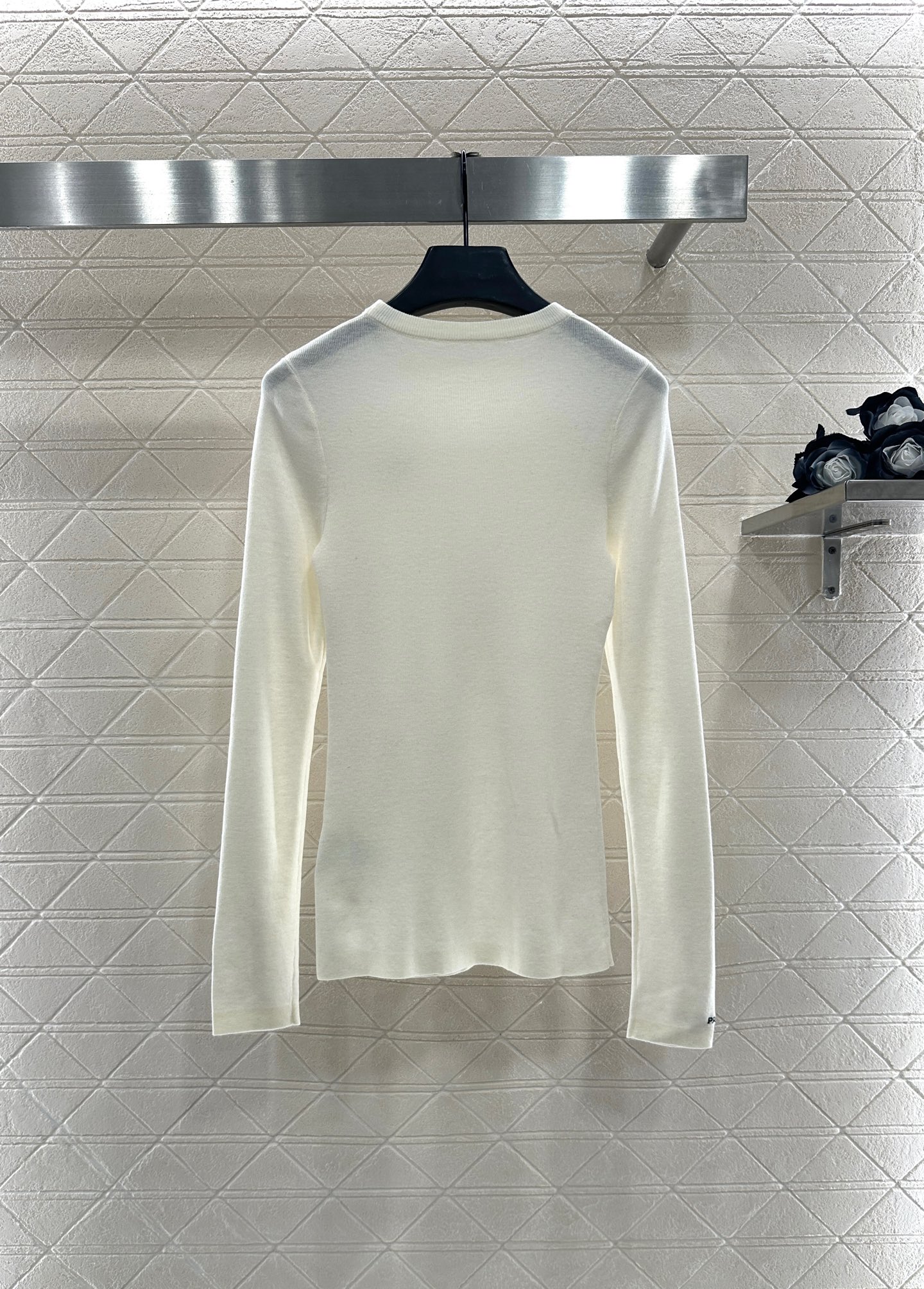 ♥Prad*♥2025新品上架 修身圆领打底衫定制YB羊毛材质，质感光泽，弹力十足，圆领长袖打底裁剪，领