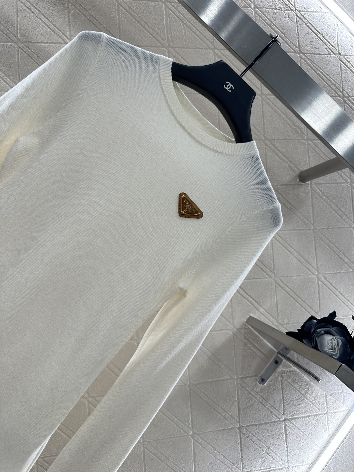 ♥Prad*♥2025新品上架 修身圆领打底衫定制YB羊毛材质，质感光泽，弹力十足，圆领长袖打底裁剪，领