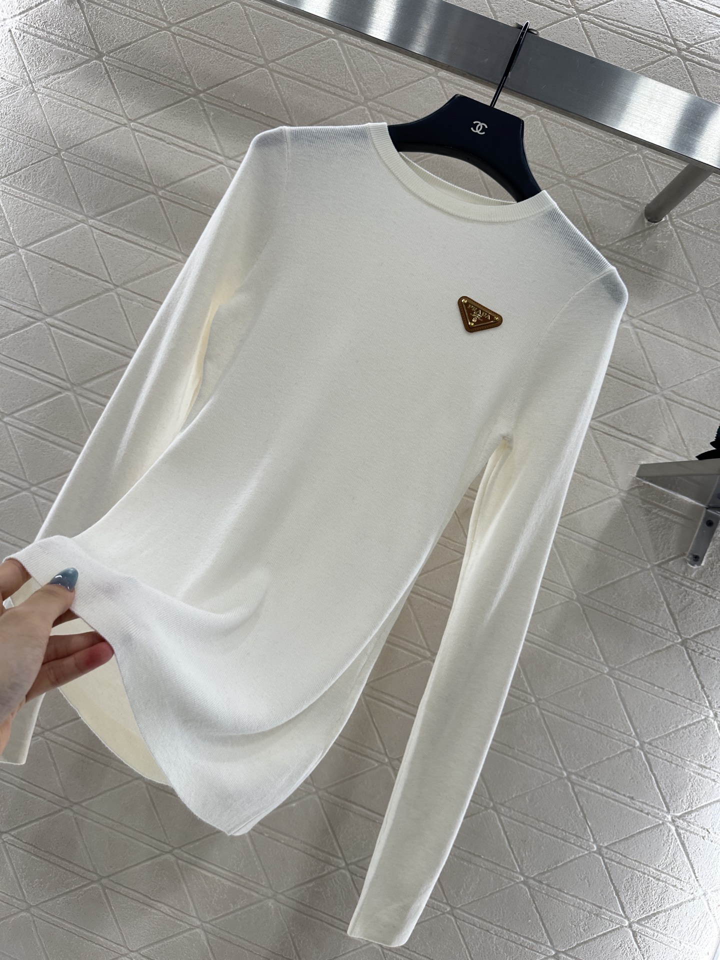 ♥Prad*♥2025新品上架 修身圆领打底衫定制YB羊毛材质，质感光泽，弹力十足，圆领长袖打底裁剪，领