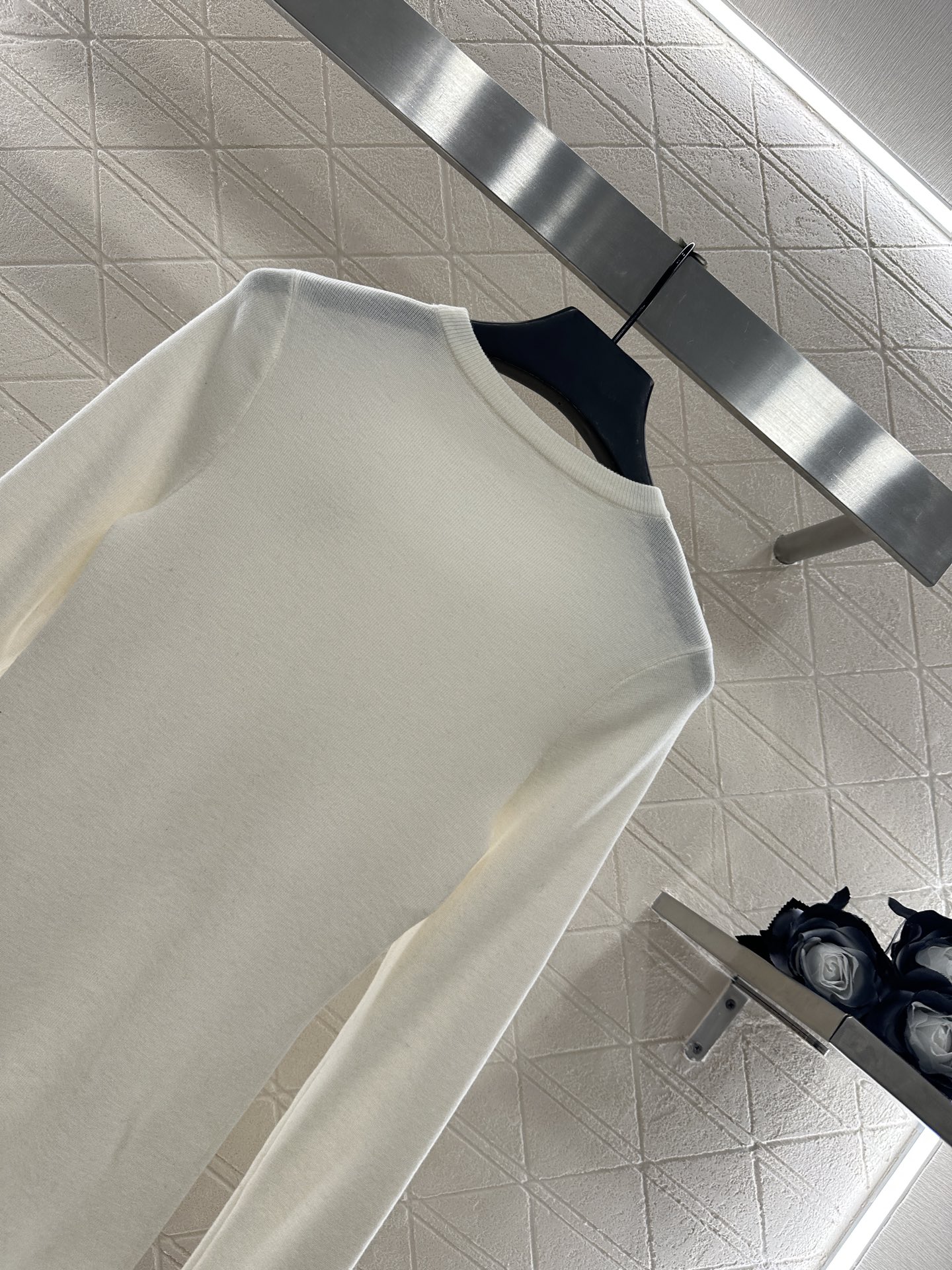 ♥Prad*♥2025新品上架 修身圆领打底衫定制YB羊毛材质，质感光泽，弹力十足，圆领长袖打底裁剪，领