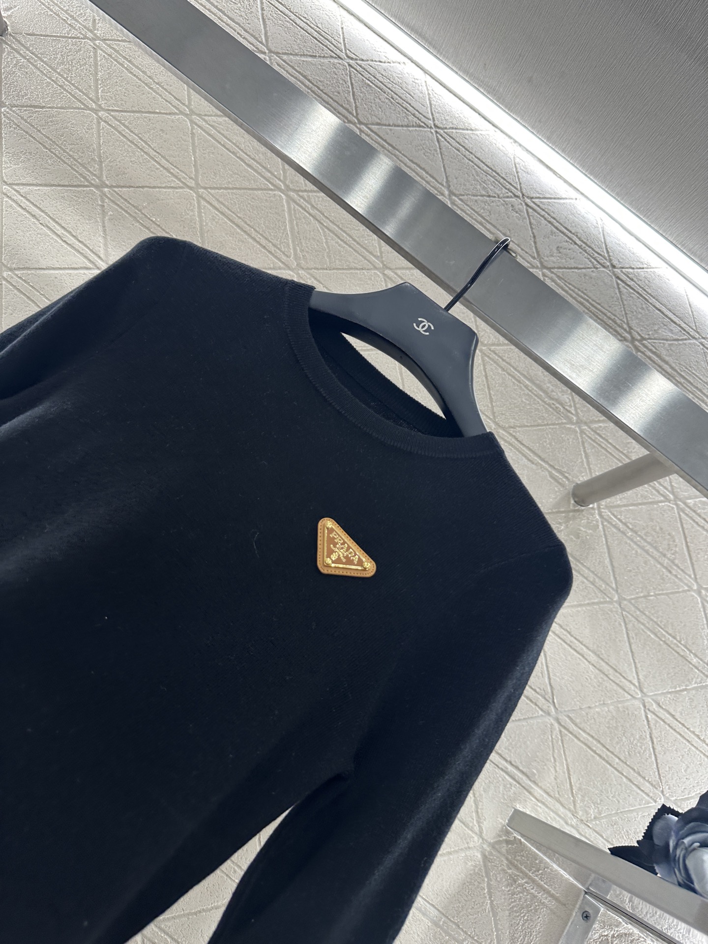 ♥Prad*♥2025新品上架 修身圆领打底衫定制YB羊毛材质，质感光泽，弹力十足，圆领长袖打底裁剪，领