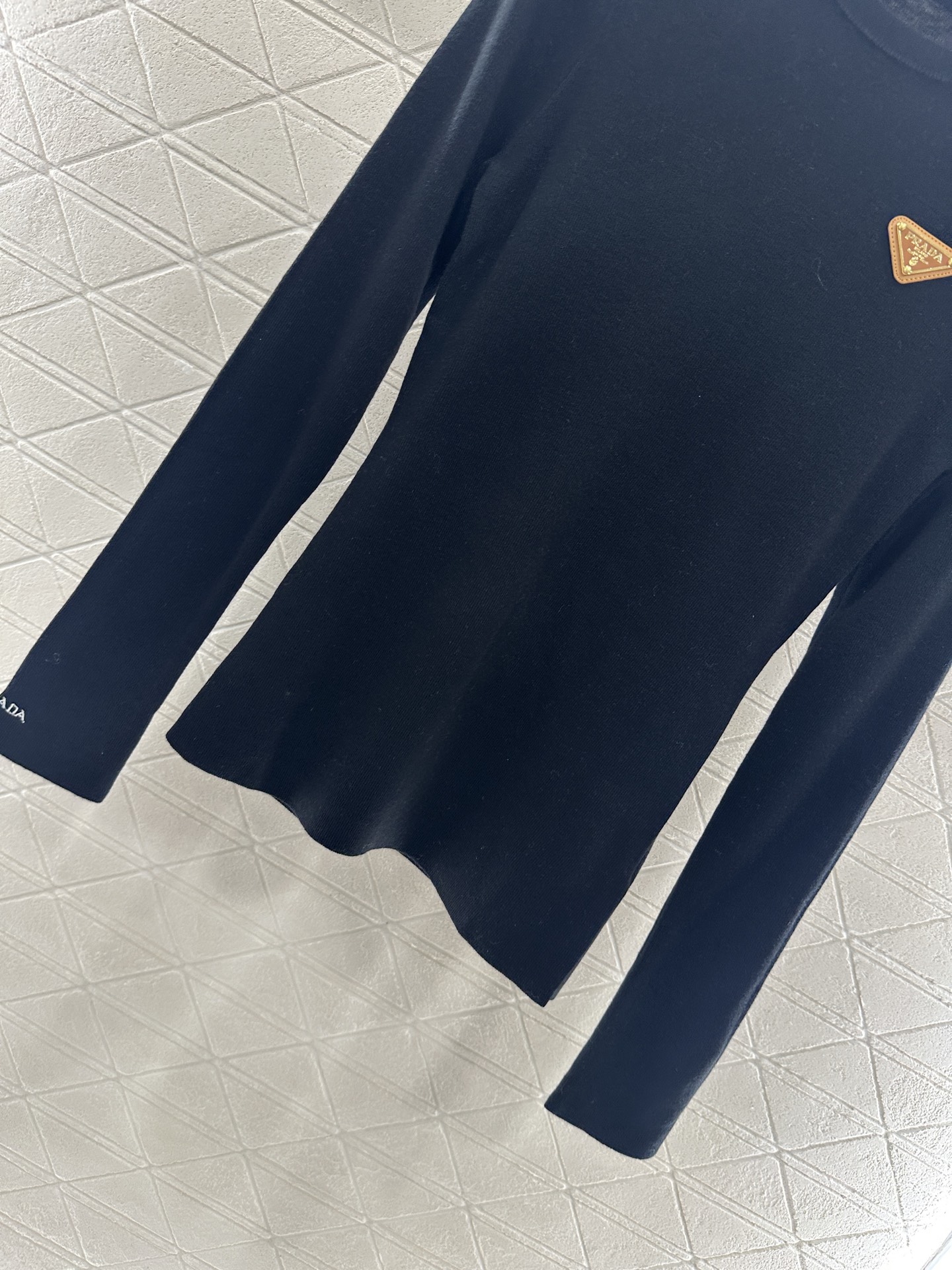 ♥Prad*♥2025新品上架 修身圆领打底衫定制YB羊毛材质，质感光泽，弹力十足，圆领长袖打底裁剪，领