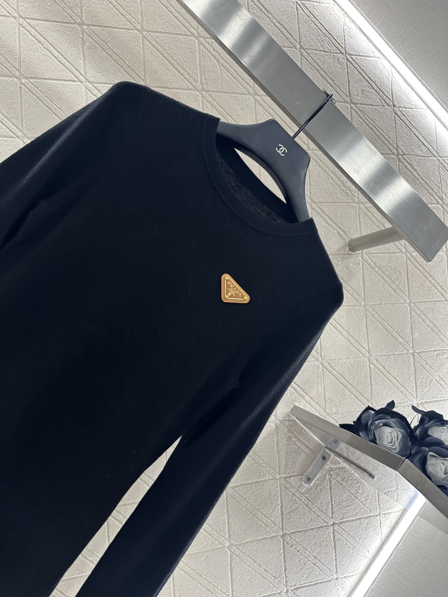 ♥Prad*♥2025新品上架 修身圆领打底衫定制YB羊毛材质，质感光泽，弹力十足，圆领长袖打底裁剪，领